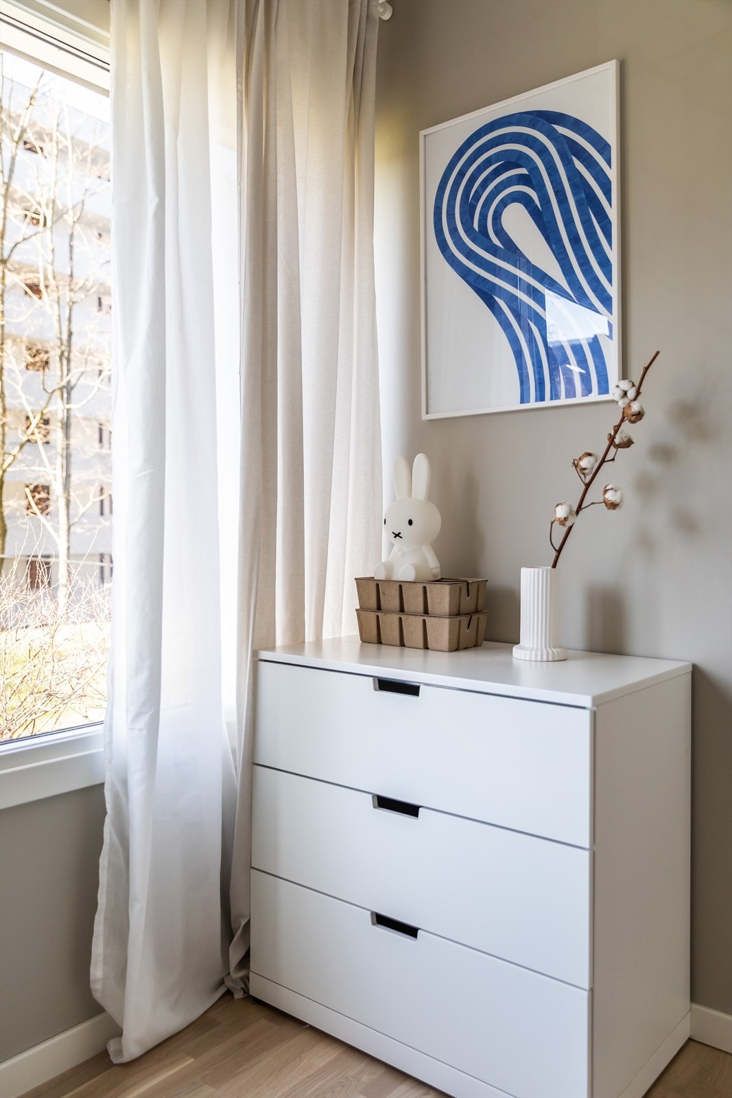 Plass til kommode eller gardobeskap for oppbevaring Galleribilde