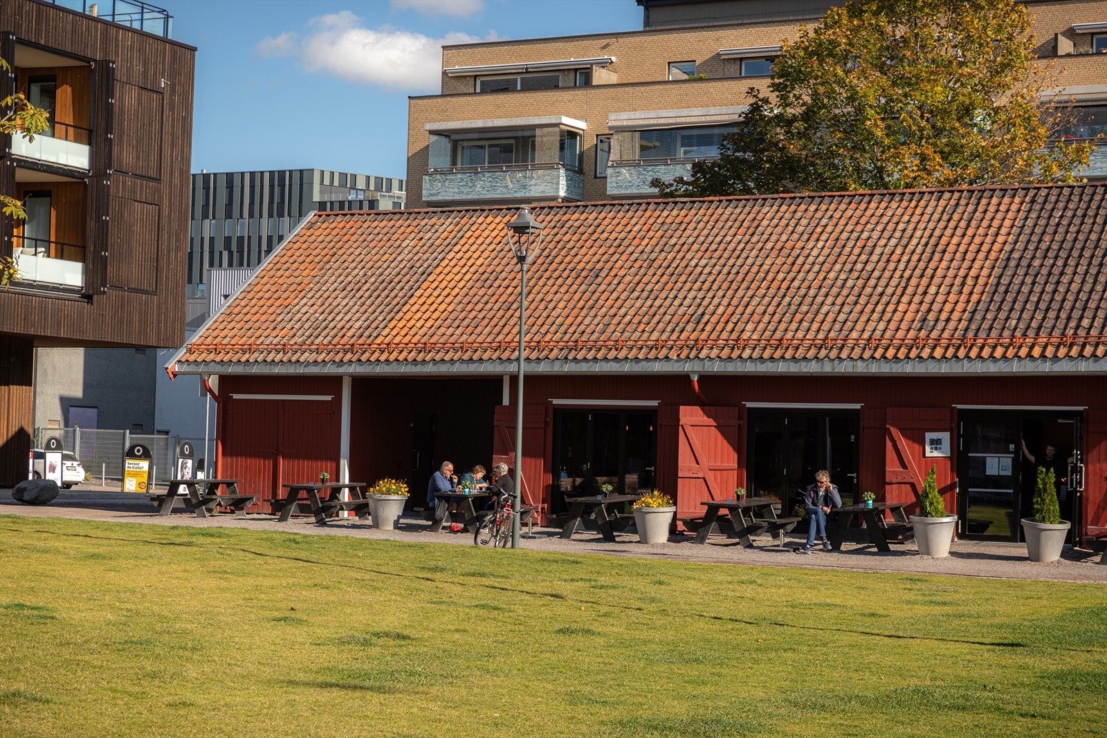 Kompis Lillo Gård er en populær restaurant i nærhet av boligen, for øvrig Storo Senteret som kan by på gode shoppingmuligheter Galleribilde