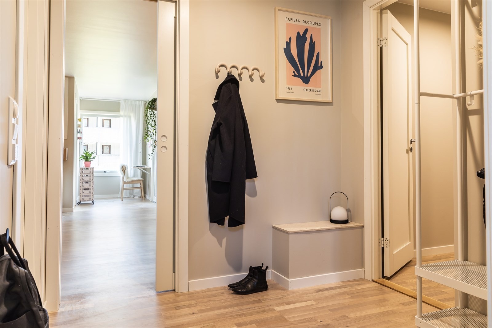 Romslig og praktisk entré som gir et godt førsteinntrykk av boligen Galleribilde