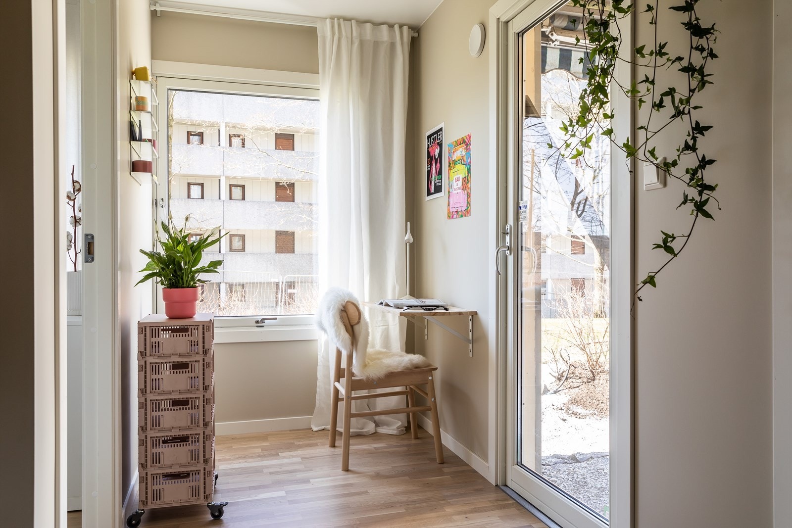 I tilknytning til stue er det en egen "nisje" med plass til kontorløsning, samt utgang til en flott terrasse som er etablert i regi av sameiet i 2023 Galleribilde