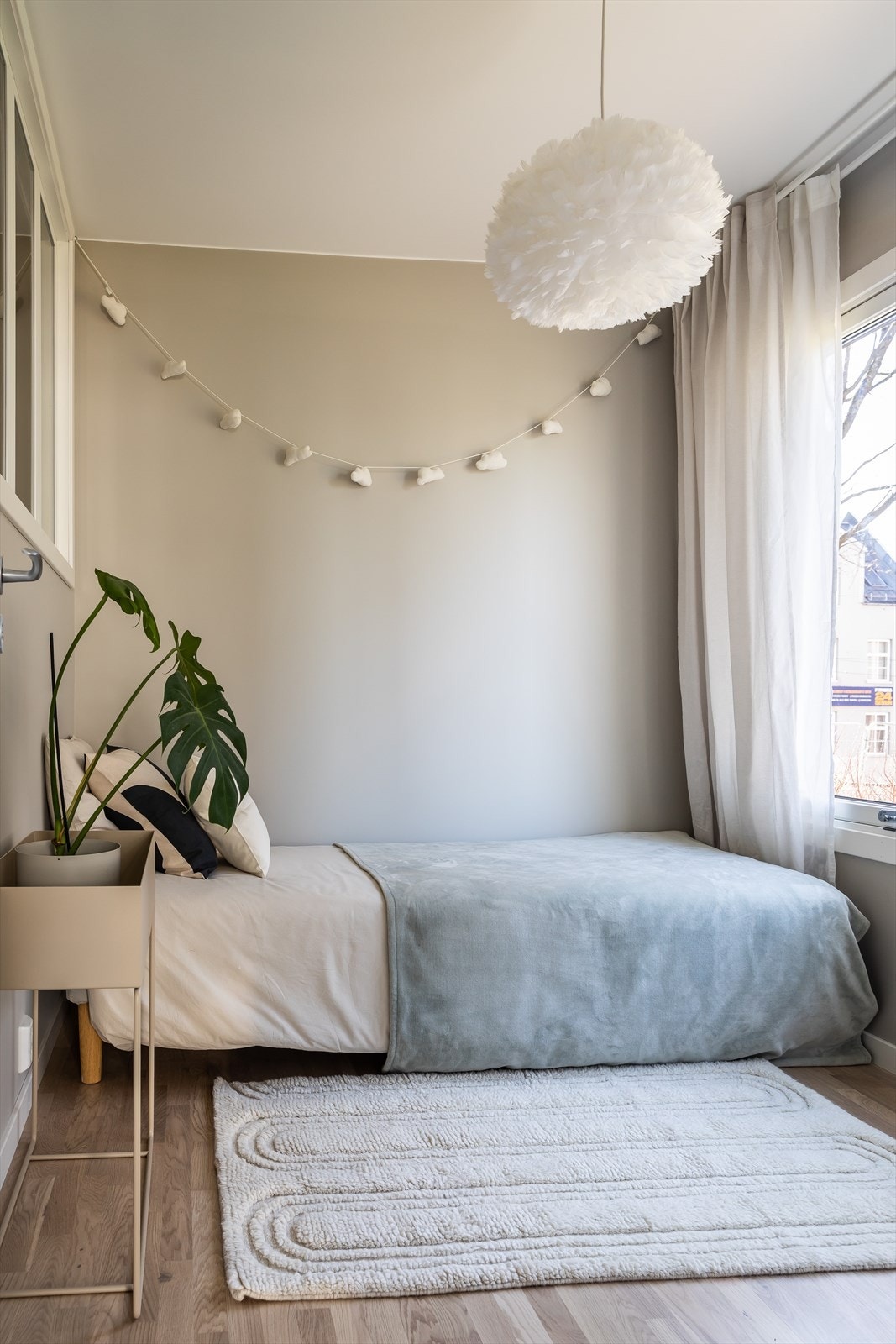 Soverom 2 ligger behagelig adskilt fra hovedsoverom på motsatt side av leiligheten Galleribilde