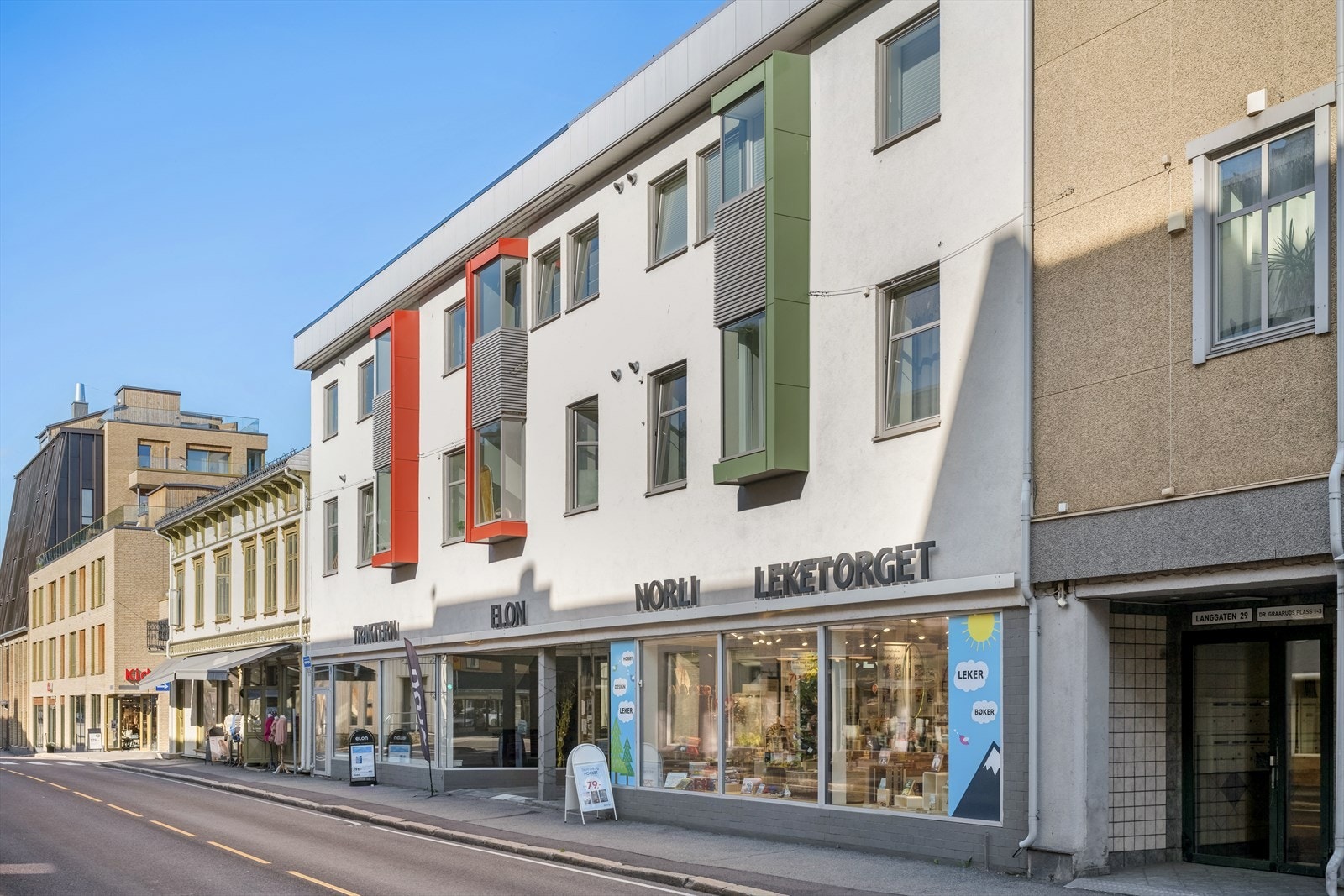 Velkommen til Langgaten 29 i Holmestrand sentrum -Leiligheten ligger på baksiden av bygget ikke vinduer mot Langgaten Galleribilde