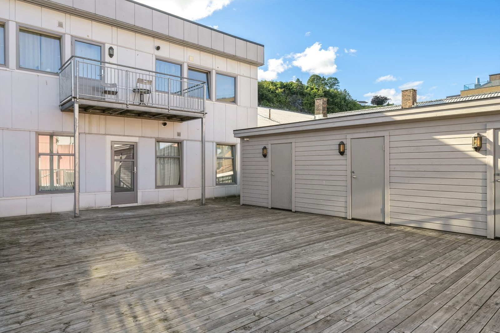 Velkommen til Langgaten 29 - Utgang fra stuen til stor felles terrasse med bygg for boder også Galleribilde