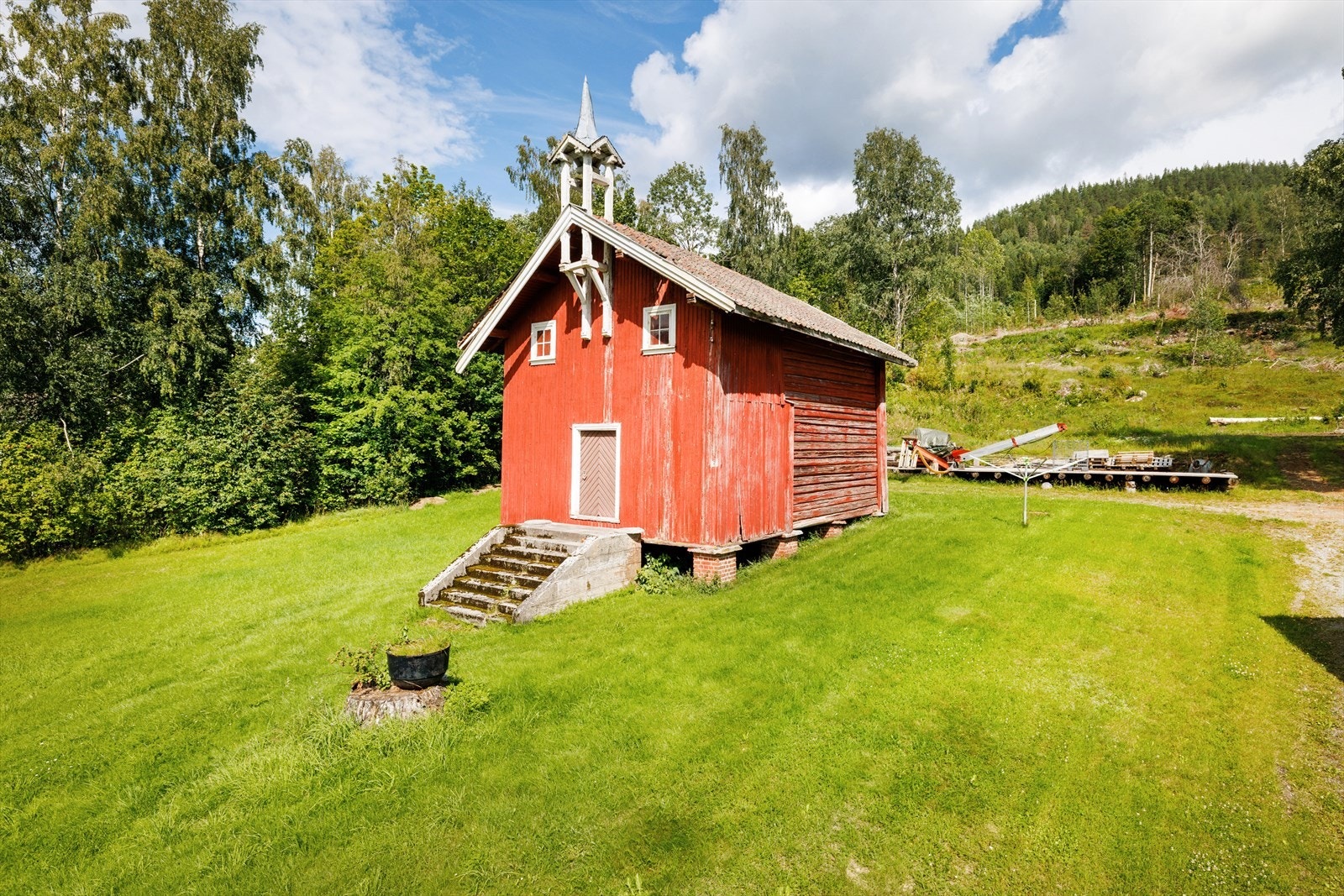 Stabbur i laftet tømmer med trapperom i grovt bindingsverk. Bygninger har 2 etasjer og er oppført 1875-99. Galleribilde