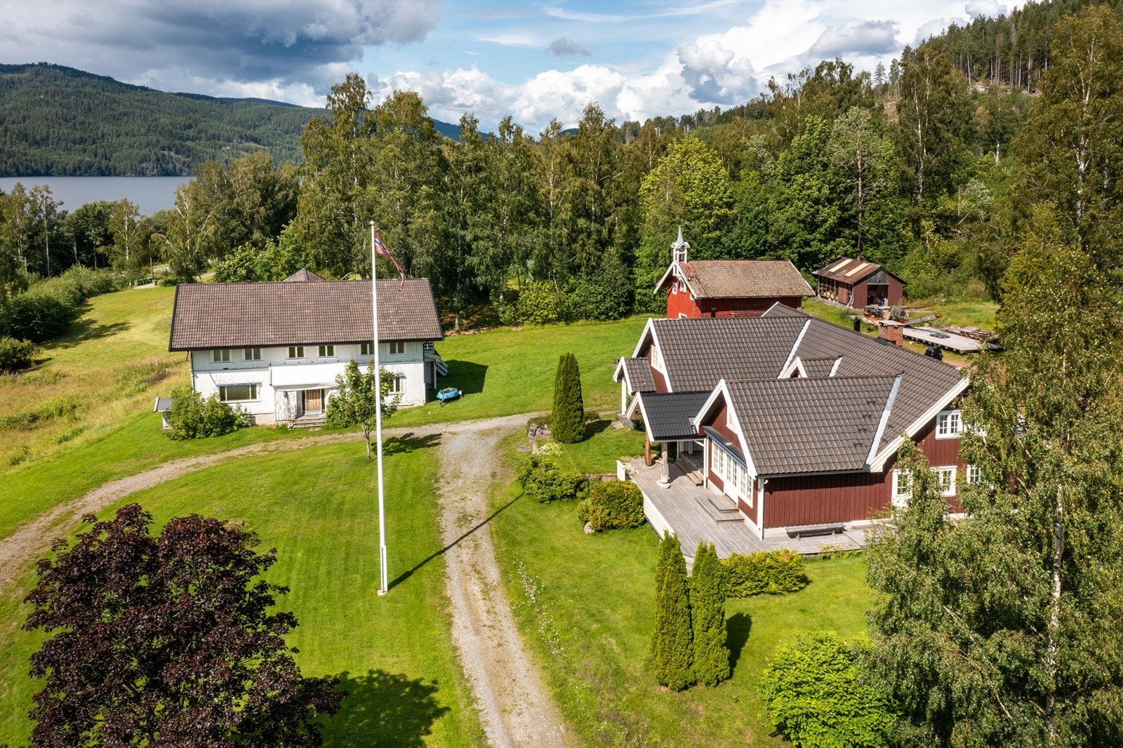 Hyggelig tun bestående av hovedhus, sidebygning, låve, "Beritstua", ett stabbur og ett vedskjul. Galleribilde