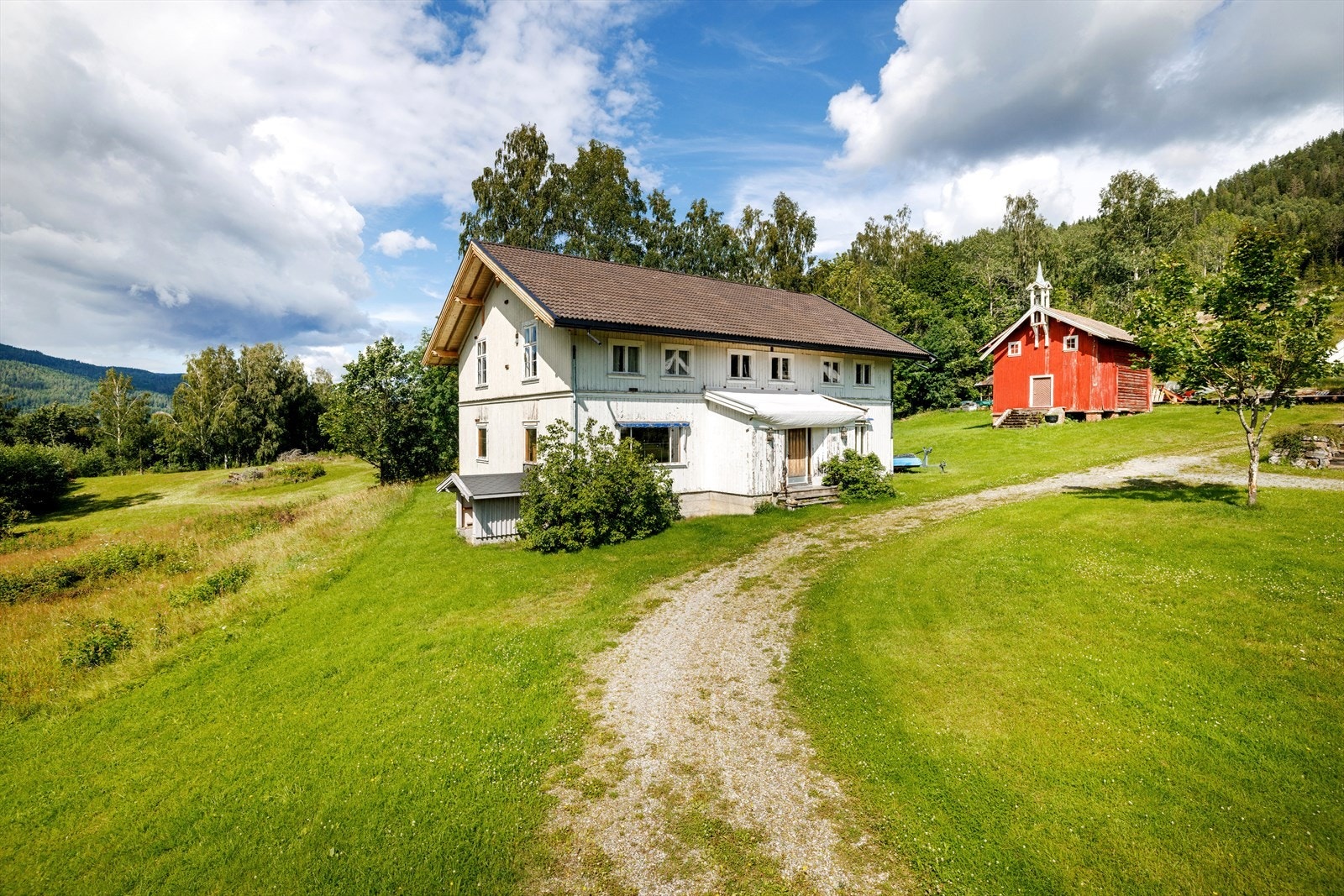 Sidebygningen Gamle Finnsandvei 45 er oppført ca 1875 - 1899. Boligen har behov for totalrenovering. Nytt tak i 2006. Galleribilde