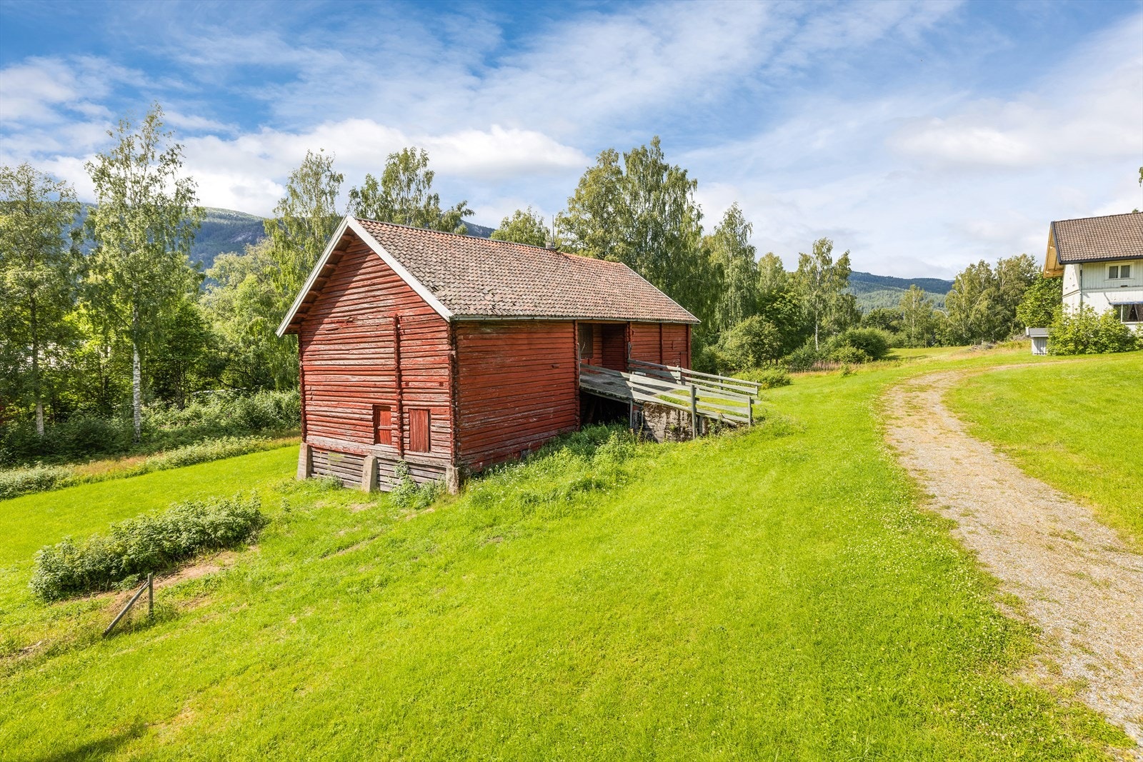 Låve i laftet tømmer oppført 1850-75. Bygget fungerer i dag som lager. Galleribilde