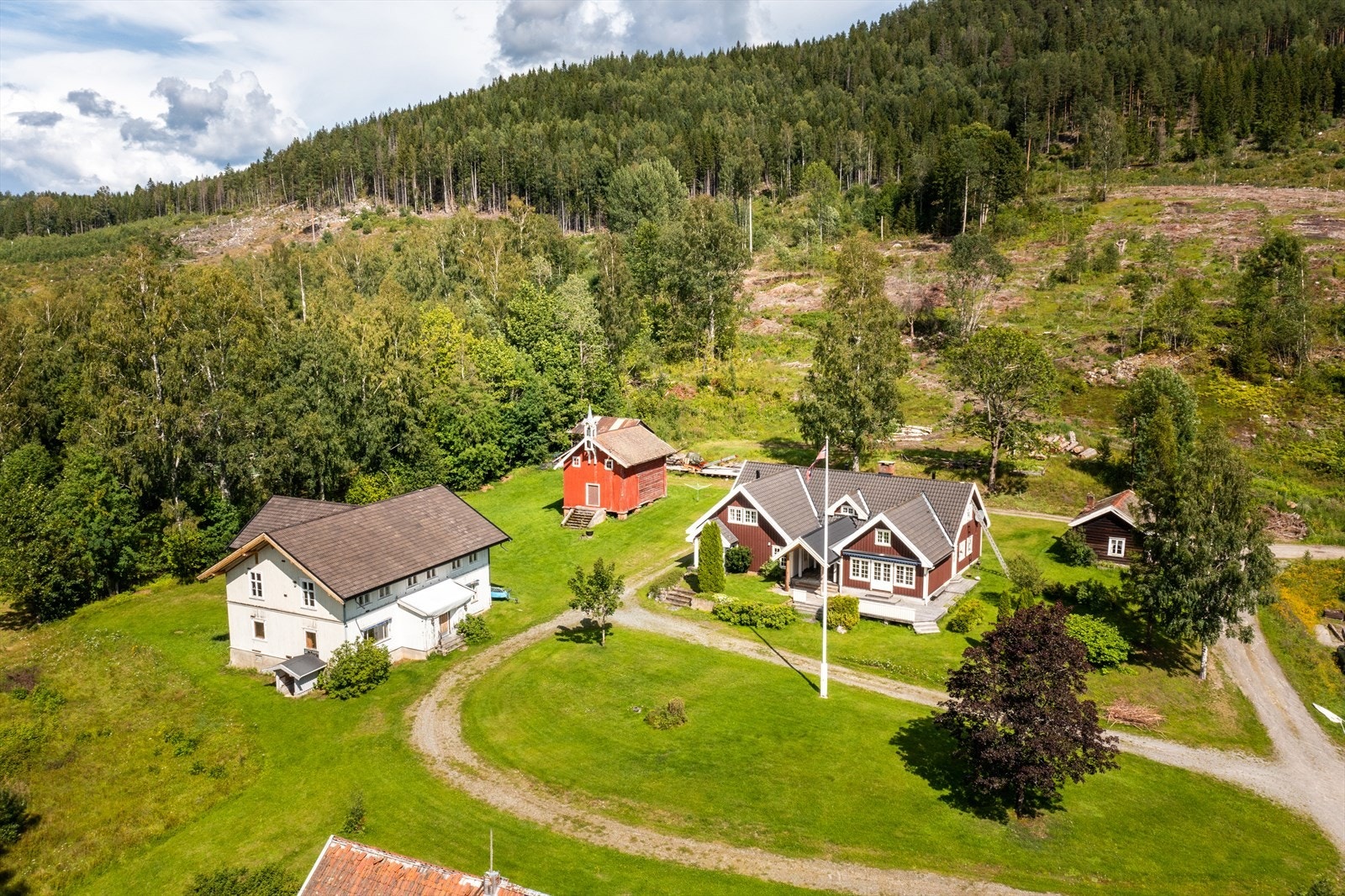 Velkommen til Gamle Finnsandvei 43. Landlig og fint beliggende småbruk på ca. 36 dekar tomt. Galleribilde