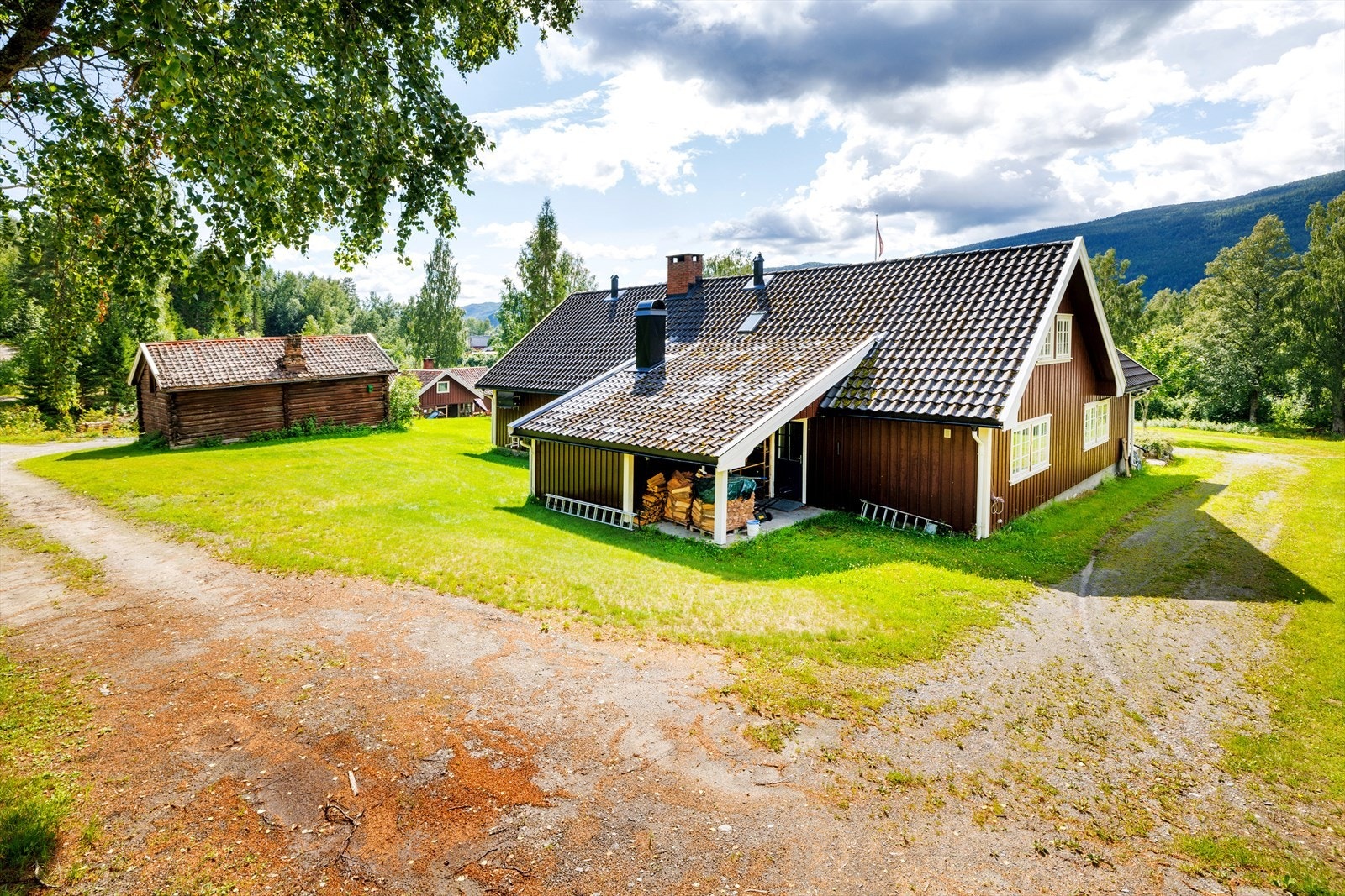 Baksiden av hovedhuset med inngang til vaskerom. Galleribilde