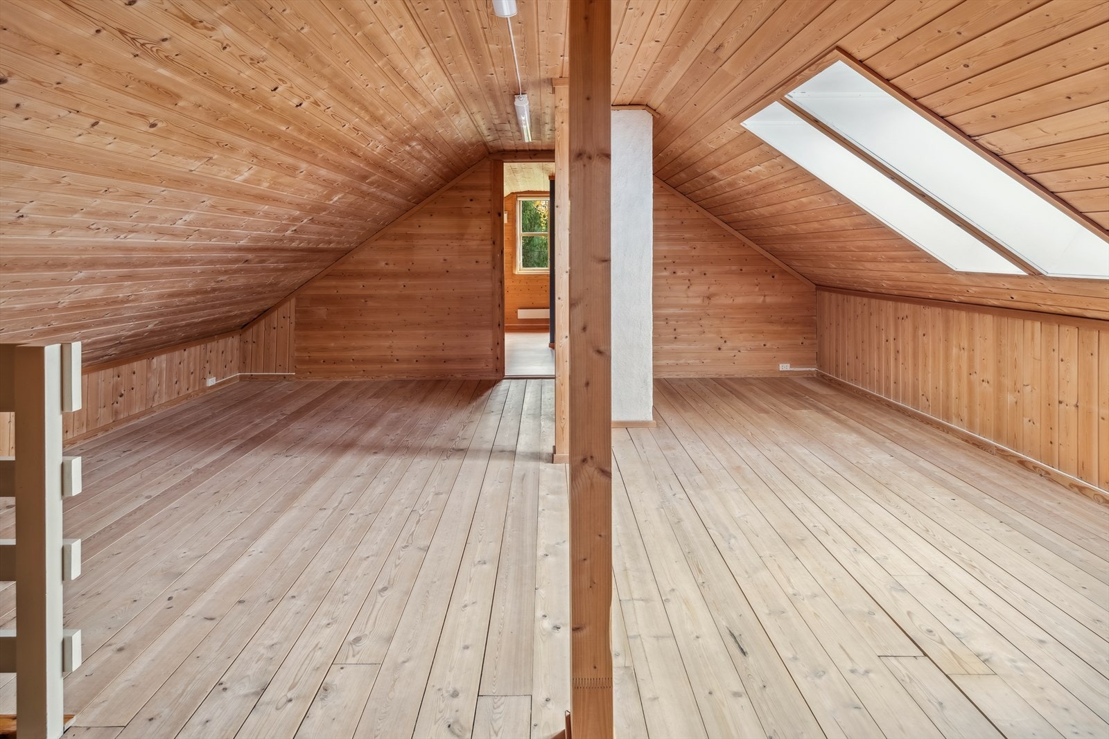 I boligens 2. etasje har du en stor og koselig loftstue med to takvinduer som slipper inn fint lys. Galleribilde