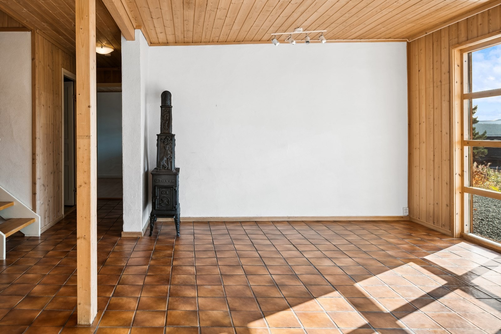 I hjørnet av stuen har du en eldre vedovn. Det er også montert luft-til-luft varmepumpe fra 2018 som sørger for en god og jevn varme. Galleribilde