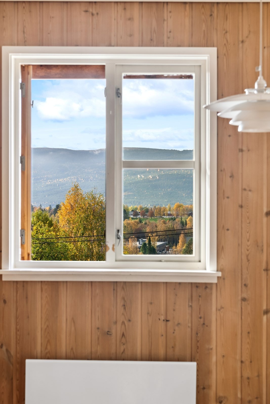 Her har du plass til et stort spisebord og kan nyte den flotte utsikten. Galleribilde