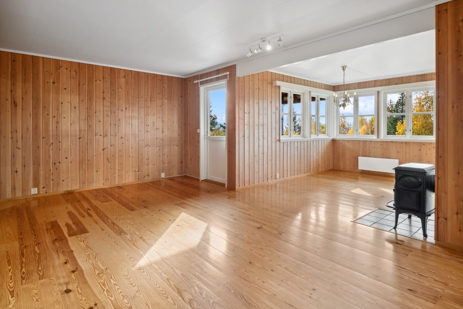 Stuen er romslig med god plass til flere ulike sittegrupper etter eget ønske og behov. Galleribilde