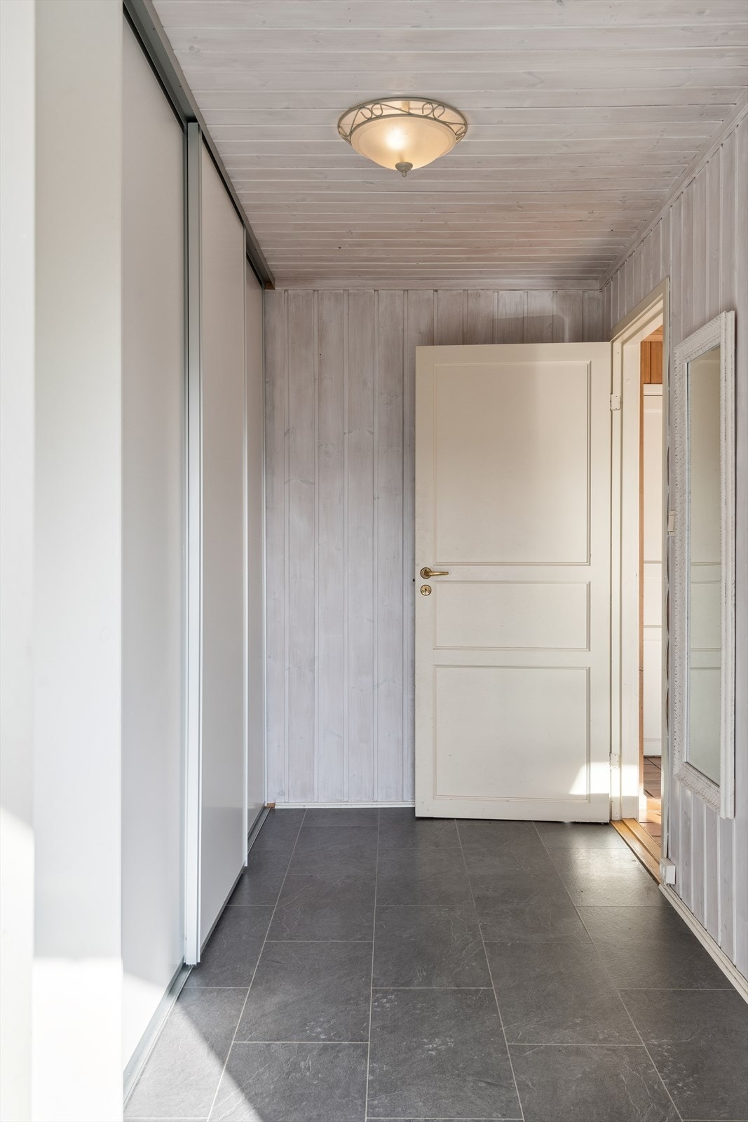 Når du entrer boligen kommer du inn i en praktisk entré med gulvvarme og god oppbevaringsplass i stor plassbygget skyvedørsgarderobe. Galleribilde