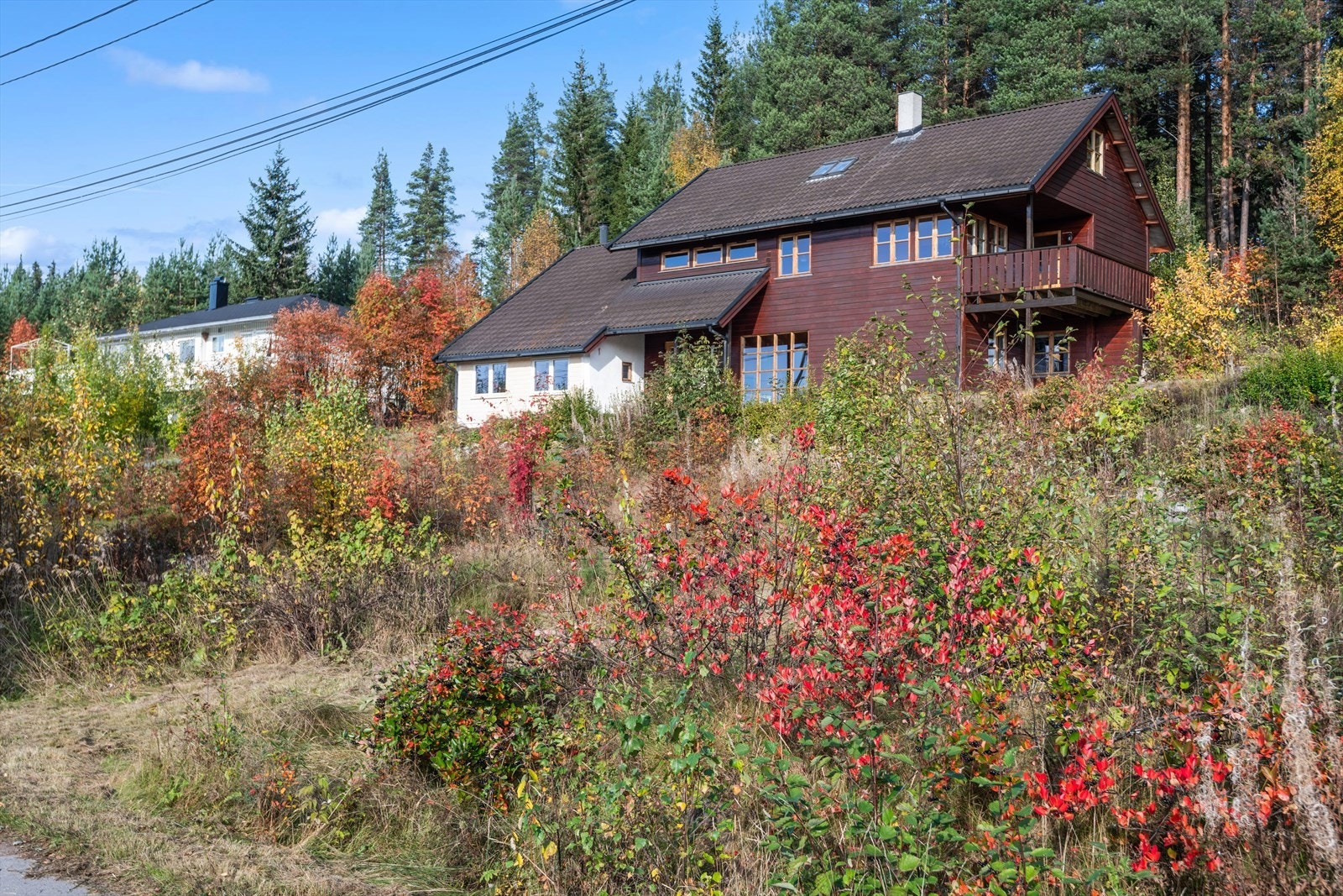 En stor enebolig med rolig, barnevennlig og solrik beliggenhet med flott utsikt. Rett bak husveggen har du flotte turmuligheter sommer som vinter. Galleribilde