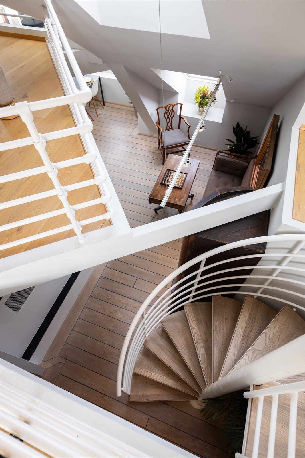 Åpen vindeltrapp mellom etasjene Galleribilde