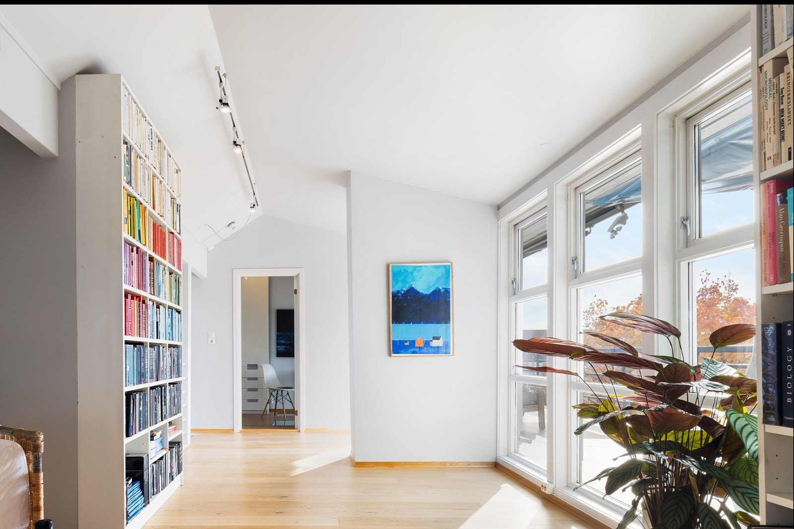 Videre innover finner man 2 soverom, vaskerom og utgang til den solrike takterrassen. Galleribilde