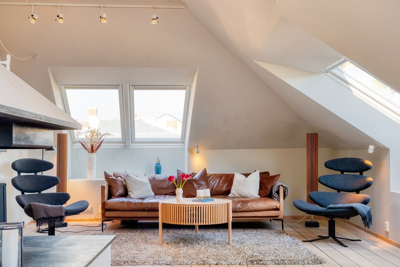 Stuens planløsning gjør den enkel å innrede med flere naturlige soner. Galleribilde