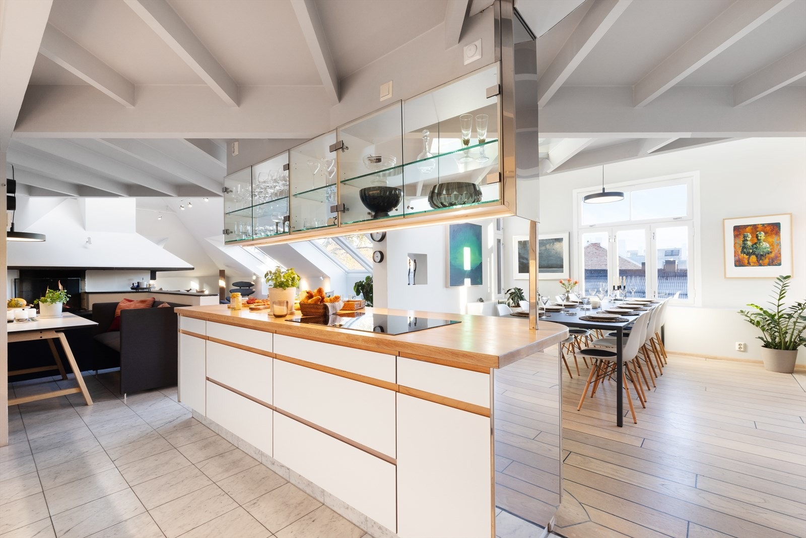 Kjøkkenet har praktisk kjøkkenøy som romdeler mellom kjøkken og spisestue Galleribilde