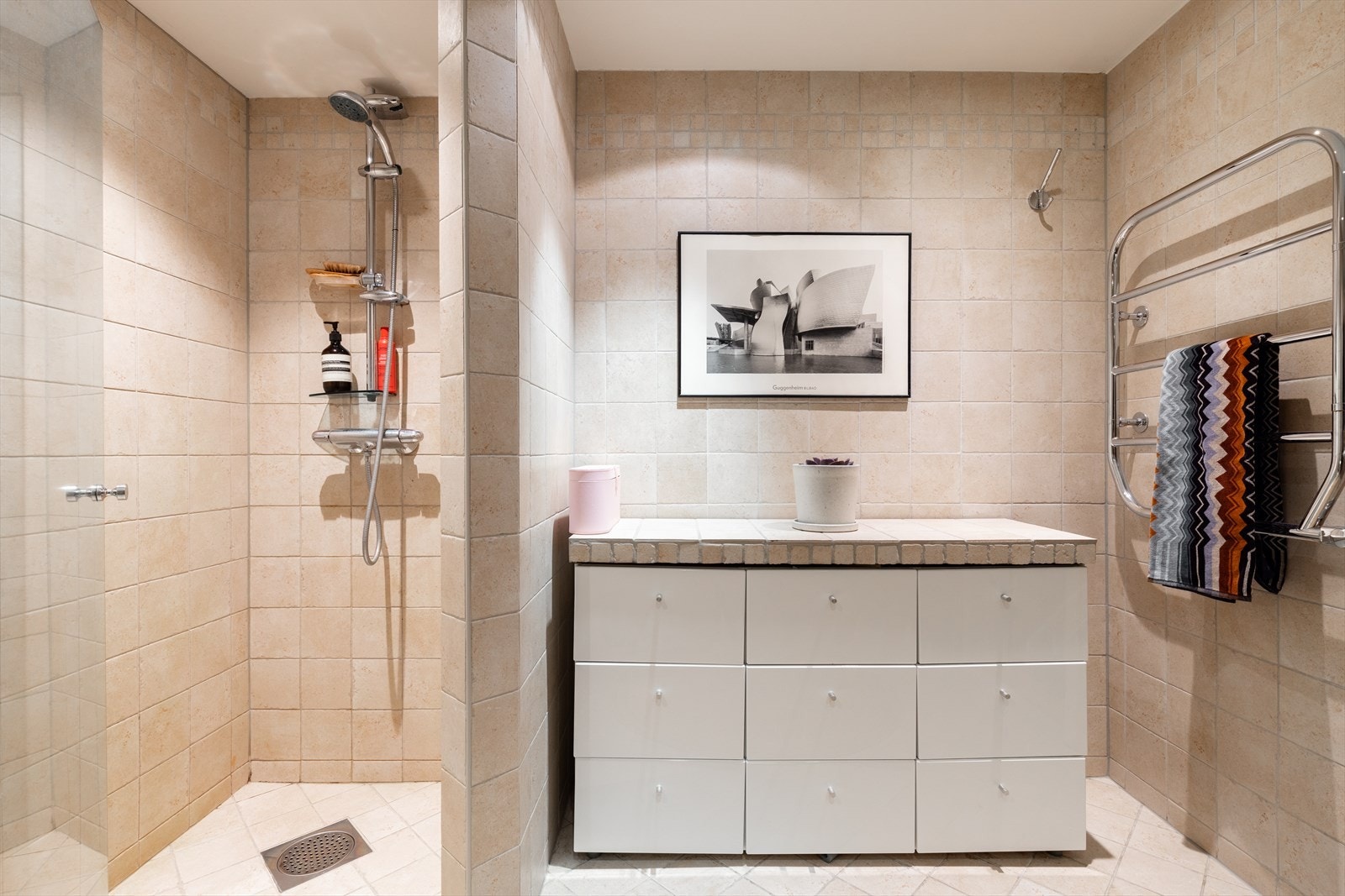 Hovedsoverommet sitt romslige bad. Galleribilde