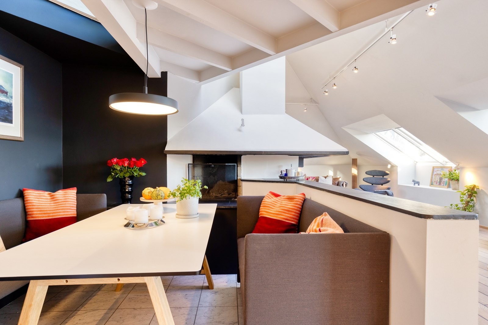 I enden av kjøkkenet er det en hyggelig frokostplass med egen åpen peis som bidrar til hyggelig stemning til frokosten. Galleribilde