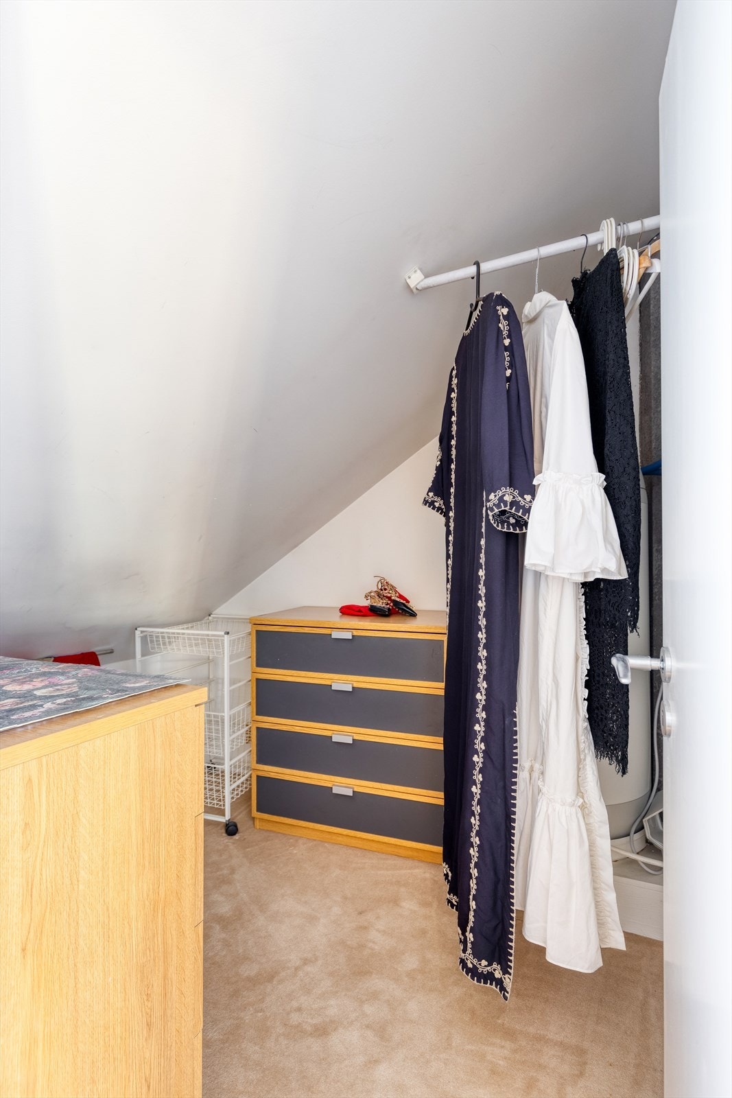 Praktisk bod med mye lagringsplass Galleribilde