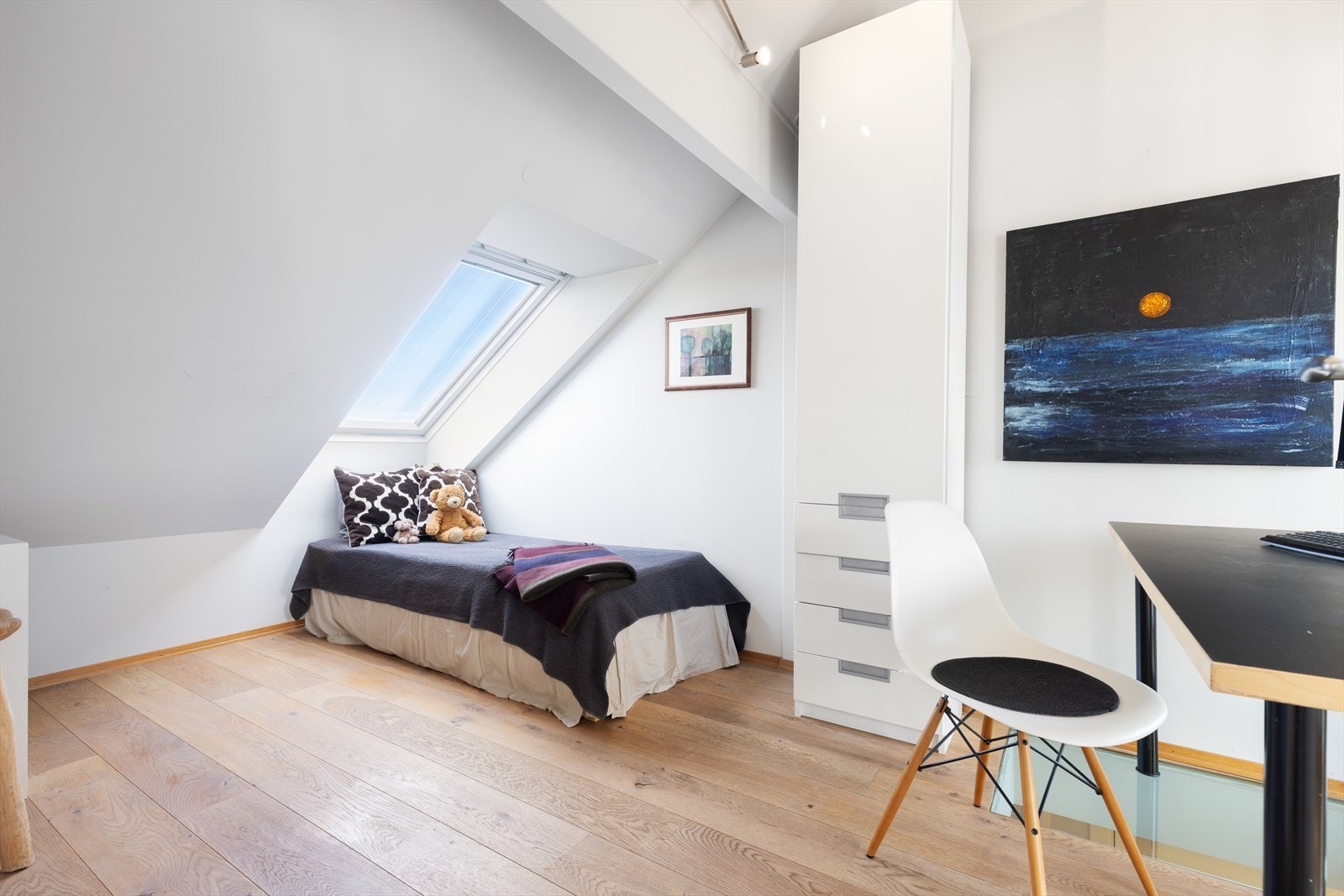 Soverom 3 er av god størrelse og er i dag brukt som kontor Galleribilde