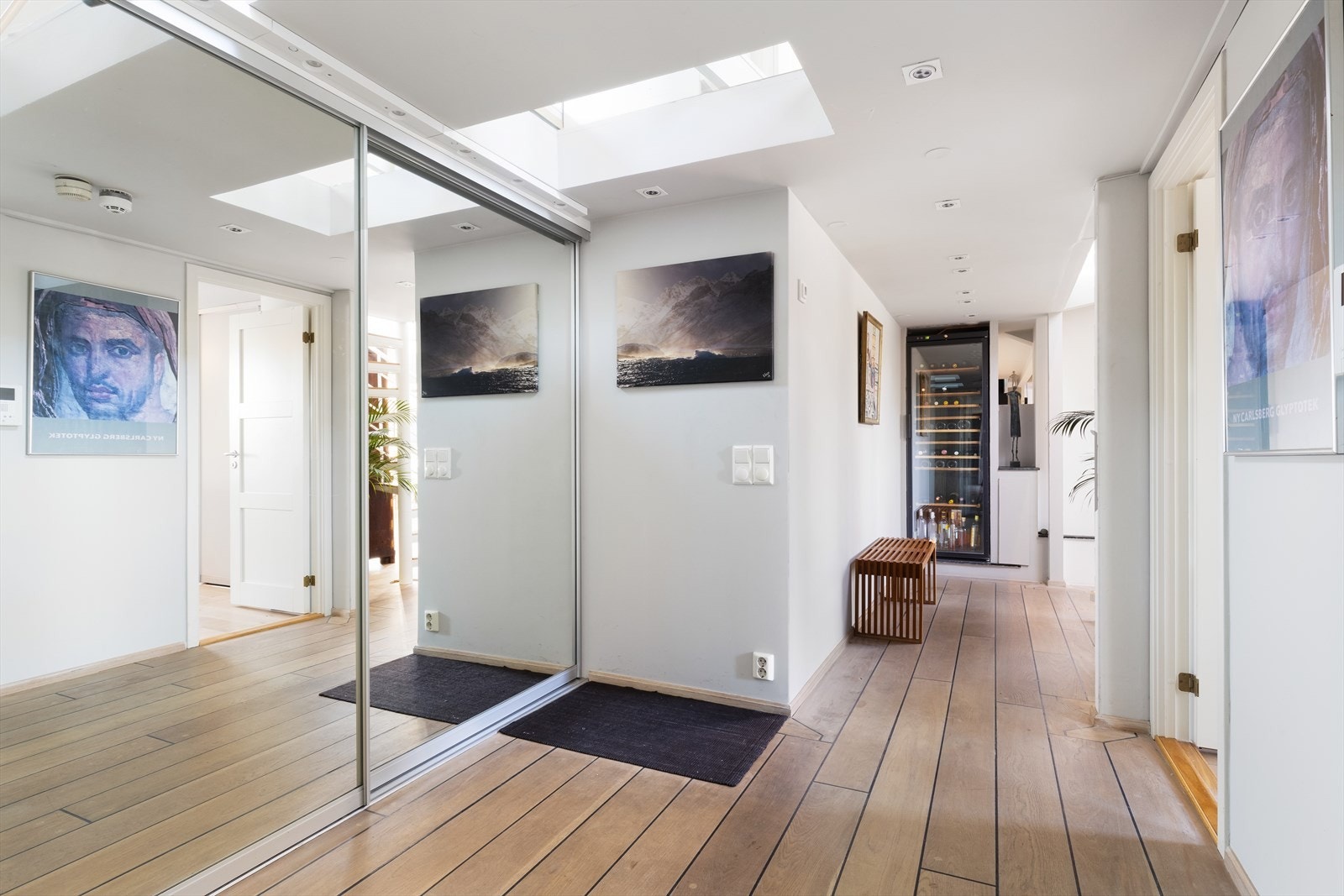 Leiligheten har en stor hall med romslig skyvedørsgarderobe. Galleribilde