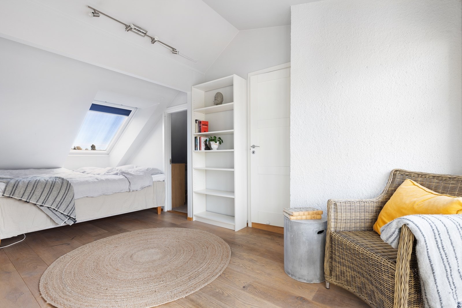 Soverom 4 har inngang til bod og til vaskerom med dusjmulighet. Galleribilde