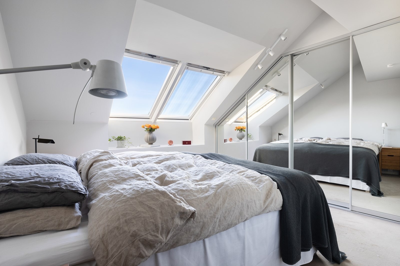 Sov 2, hovedsoverommet har god plass til dobbeltseng, nattbord og rikelig med lagringsmuligheter i skyvedørsgarderobe Galleribilde