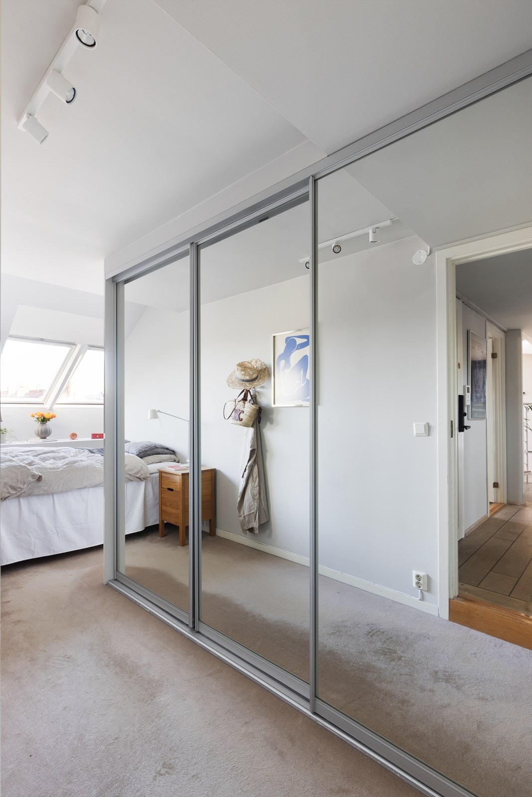 Hovedsoverommet har stor skyvedørsgarderobe. Galleribilde