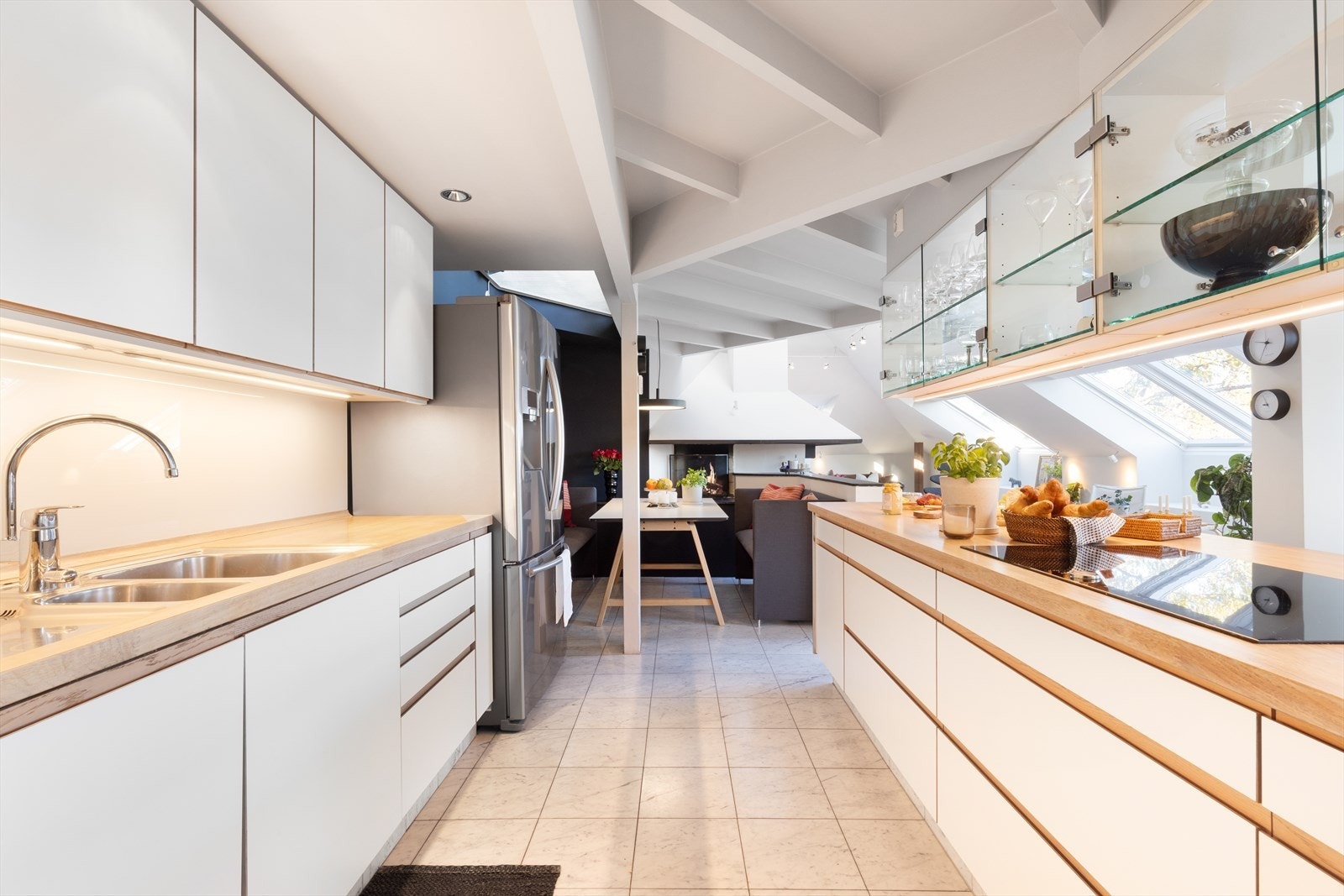 Kjøkkeninnredning fra JKE, kjøkkenet har godt med skap og benkeplass. Galleribilde