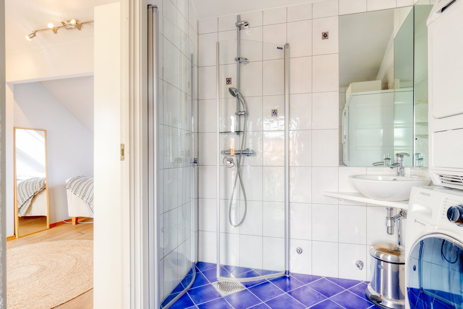 Flislagt bad med dusjhjørne og varmekabler i gulv Galleribilde