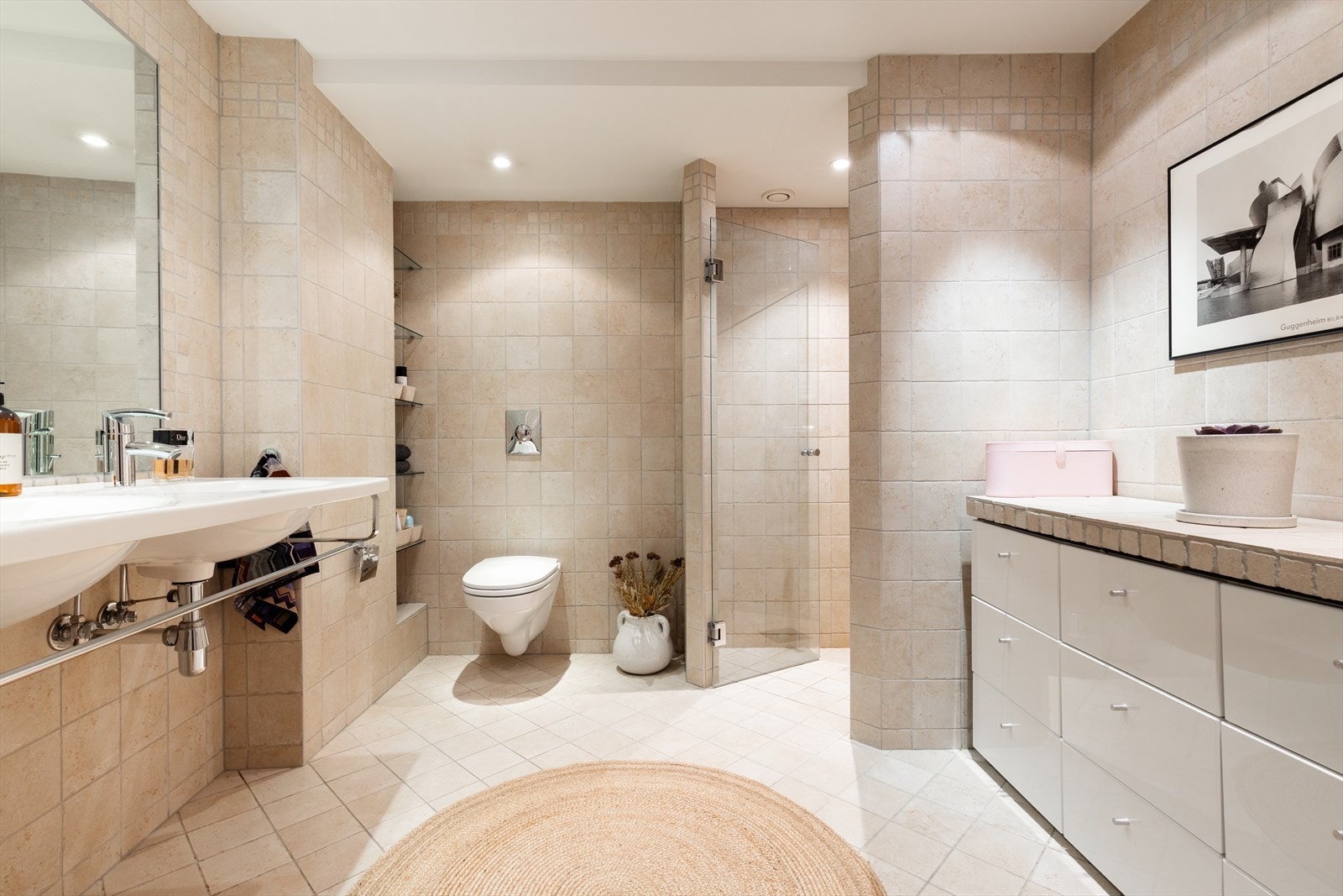 Hovedsoverommet har eget pent flislagt bad med varmekabler i gulv. Galleribilde