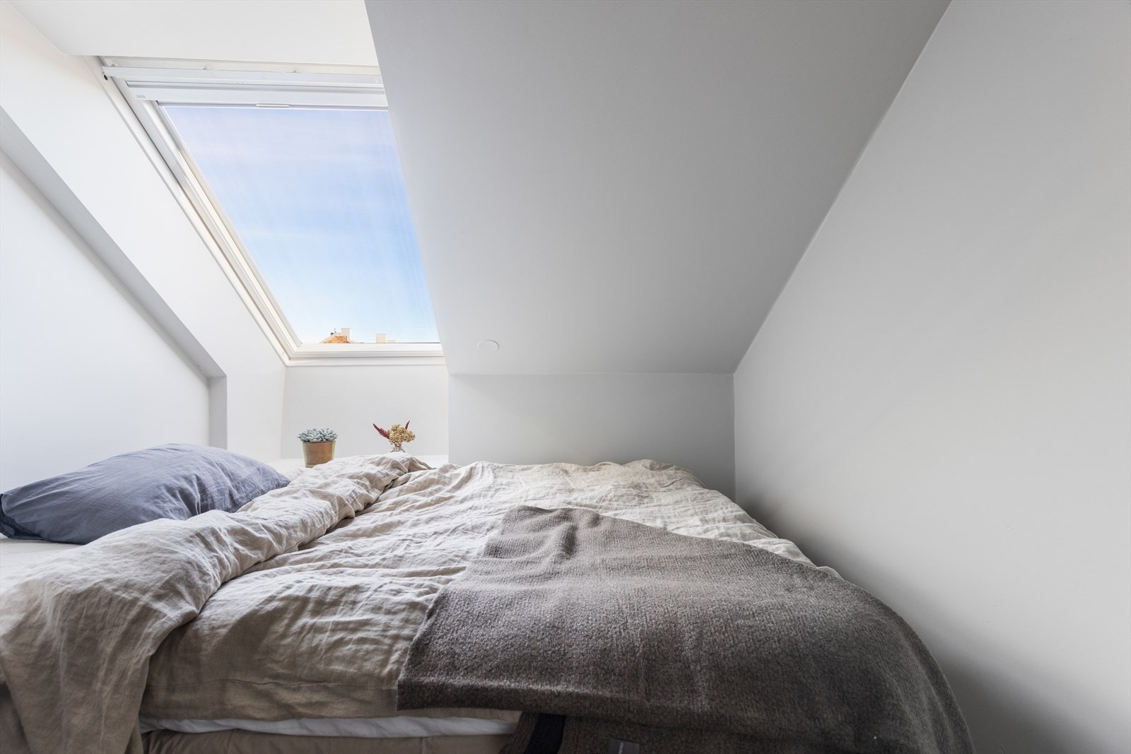 Soverom 1 har plass til dobbeltseng og vinduet slipper inn rikelig med naturlig lys. Galleribilde