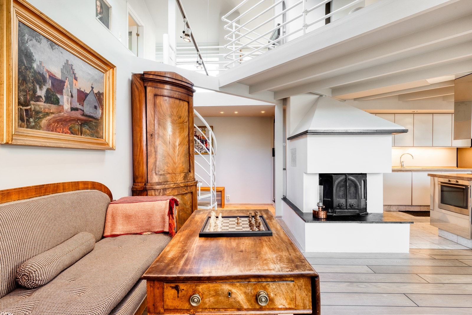 Forstuen har en av de peisløpene tilgjengelig, noe som gir en ekstra hyggelig varmekilde om vinteren. Galleribilde