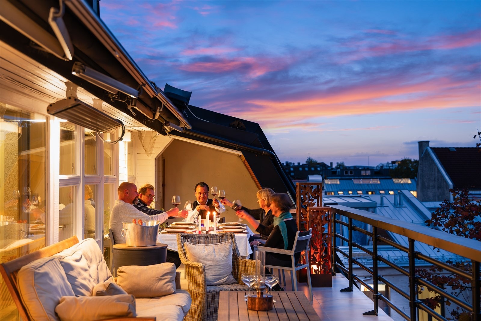 Takterrassen er delt opp i naturlige sosiale soner med fantastisk utsikt Galleribilde