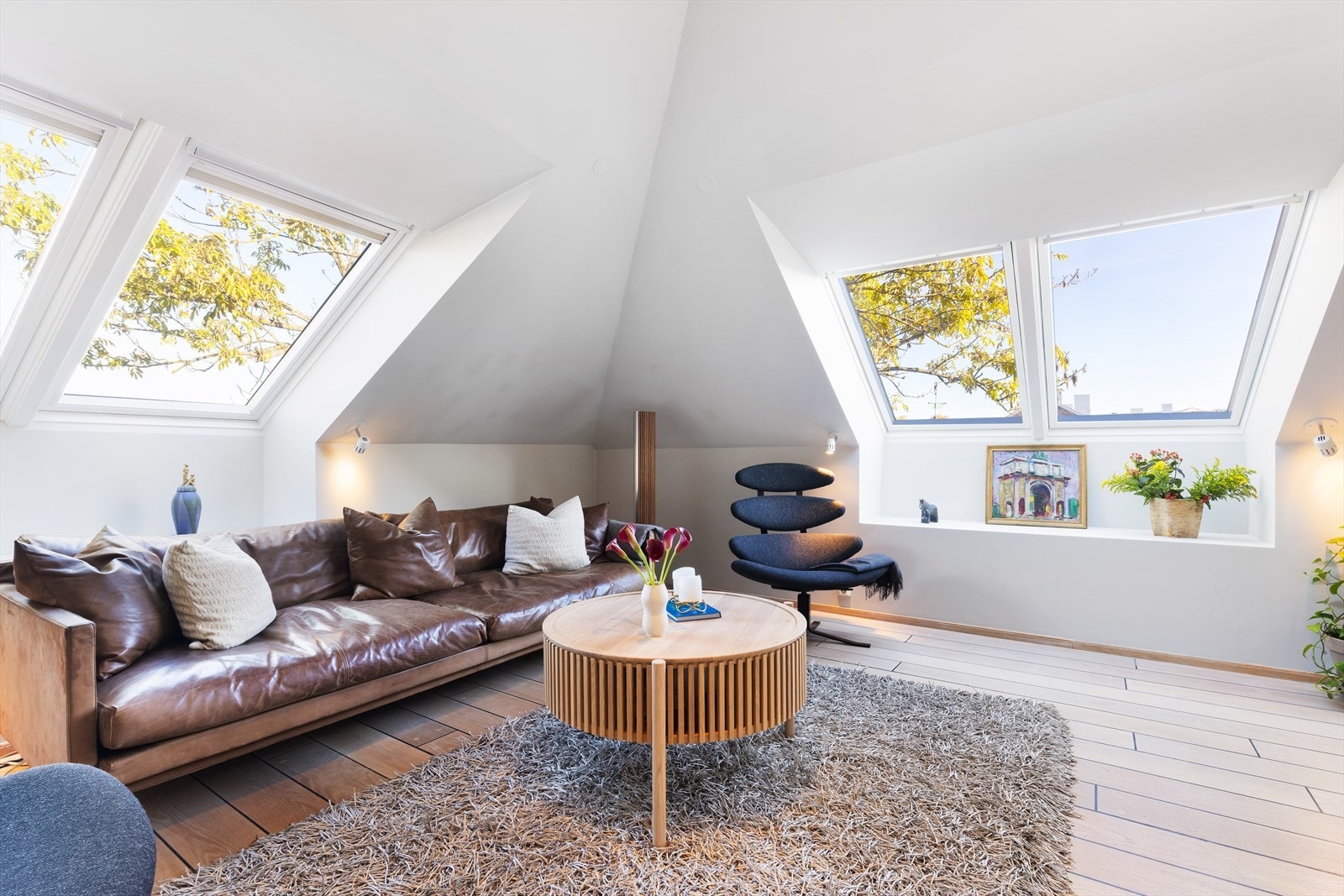 De store vindusflatene slipper inn store mengder dagslys og gir en luftig romfølelse Galleribilde