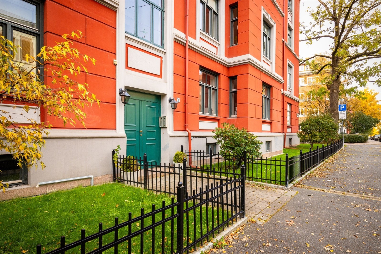 Hyggelig inngangsparti med pent opparbeidet forhage på hver side. Galleribilde