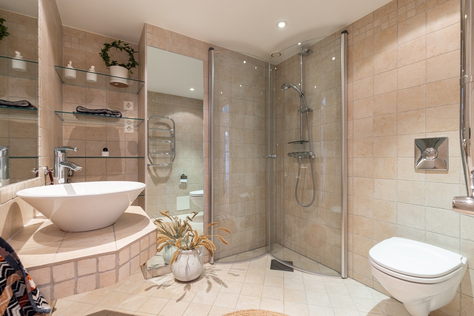 Leiligheten har i hallen inngang til pent gjestebad. Galleribilde