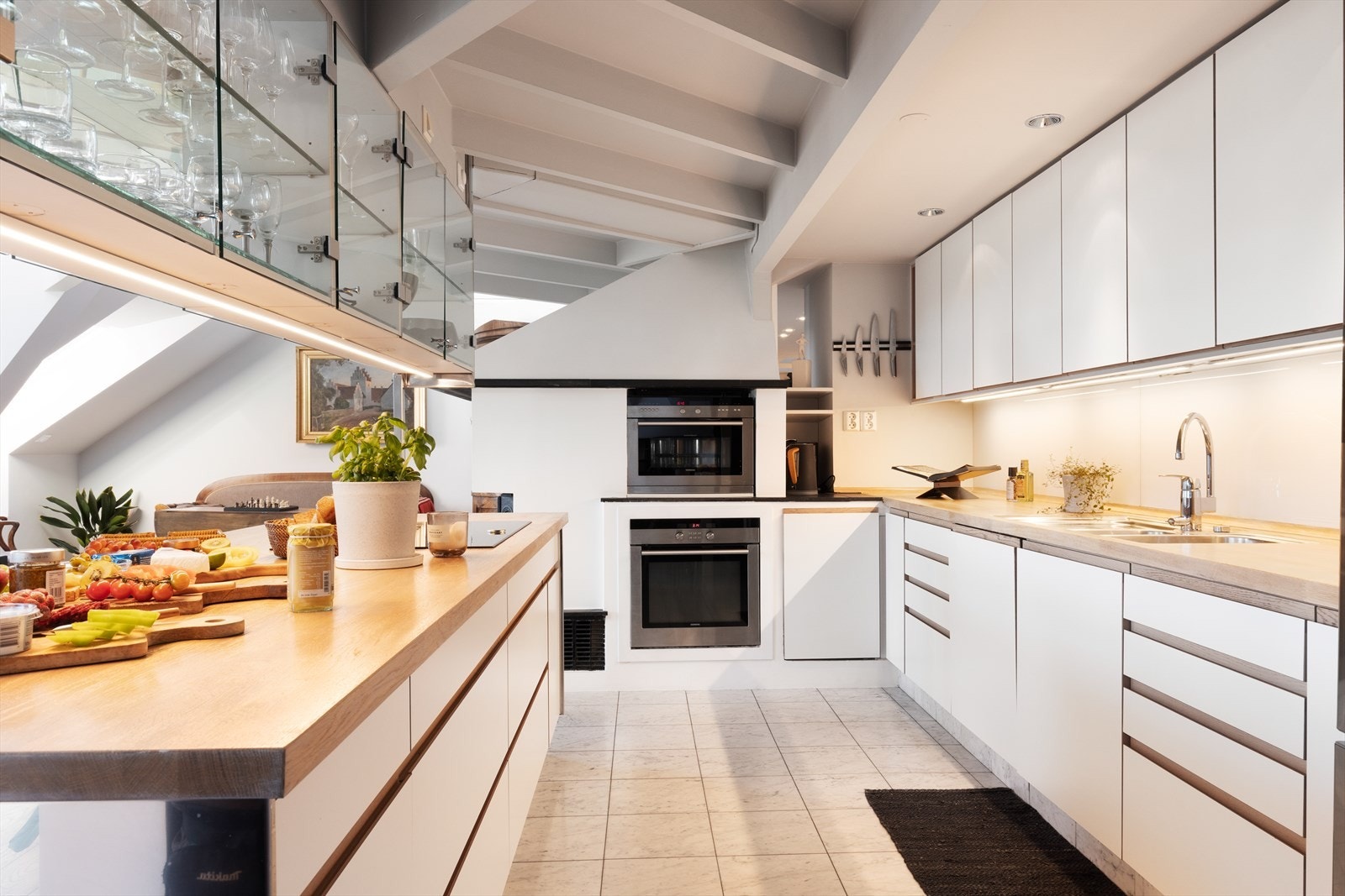 Perfekt kjøkken for den matglade med blant annet stekeovn i arbeidshøyde. Galleribilde