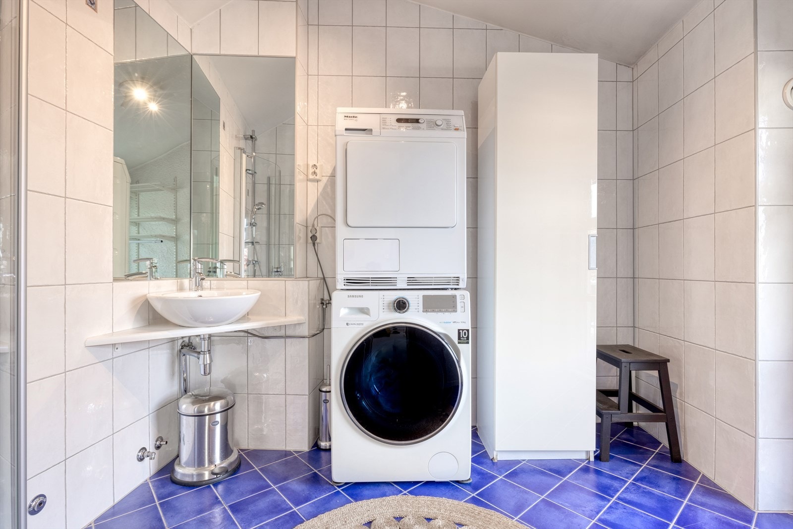 Bad tilknyttet entrè med opplegg for vaskemaskin Galleribilde