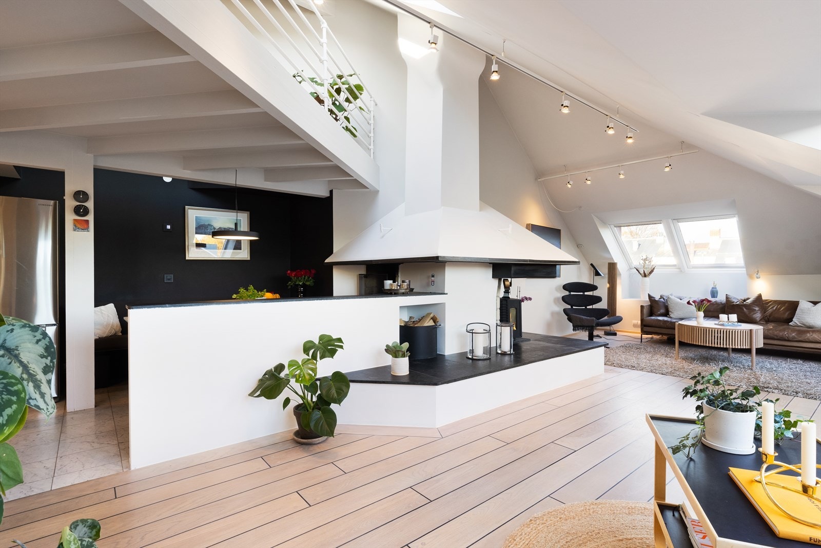 Leiligheten har i denne etasjen gjennomgående 1-stavs parkettgulv med varme Galleribilde