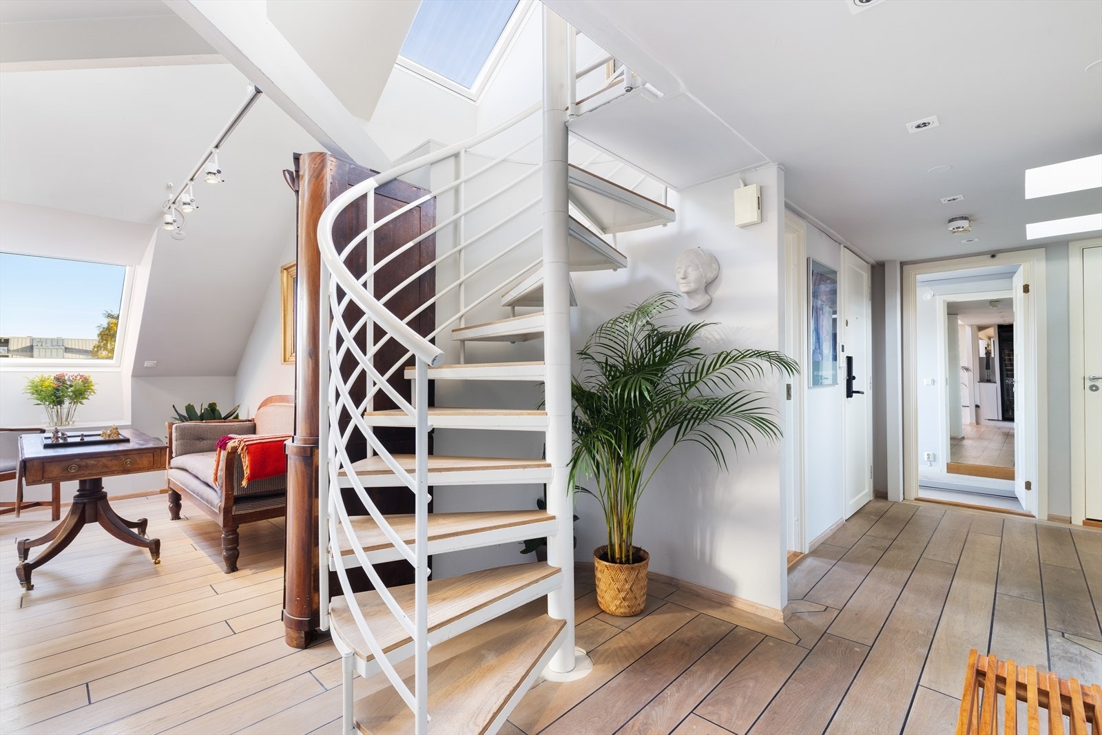 Videre innover kommer vi forbi vindeltrapp (som leder opp til loftsdelen) men vi ser videre nærmere på den åpne store stuedelen og kjøkken. Galleribilde