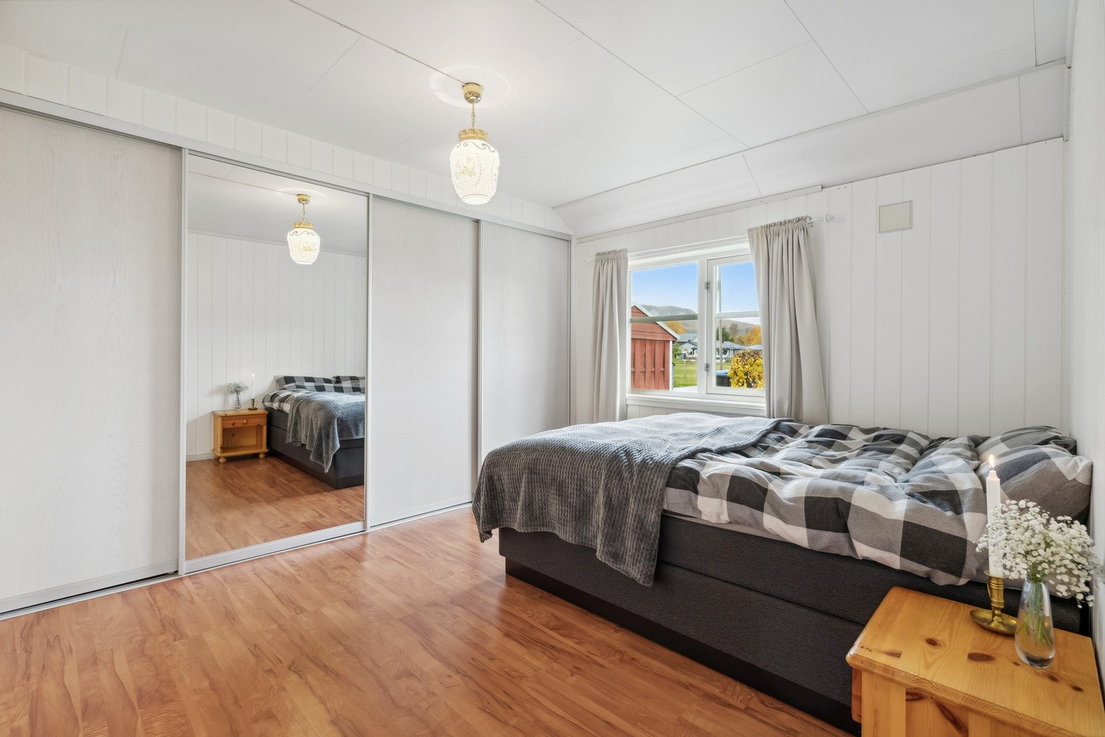 Stor skyvedørdsgarderobe med masse lagring. Galleribilde