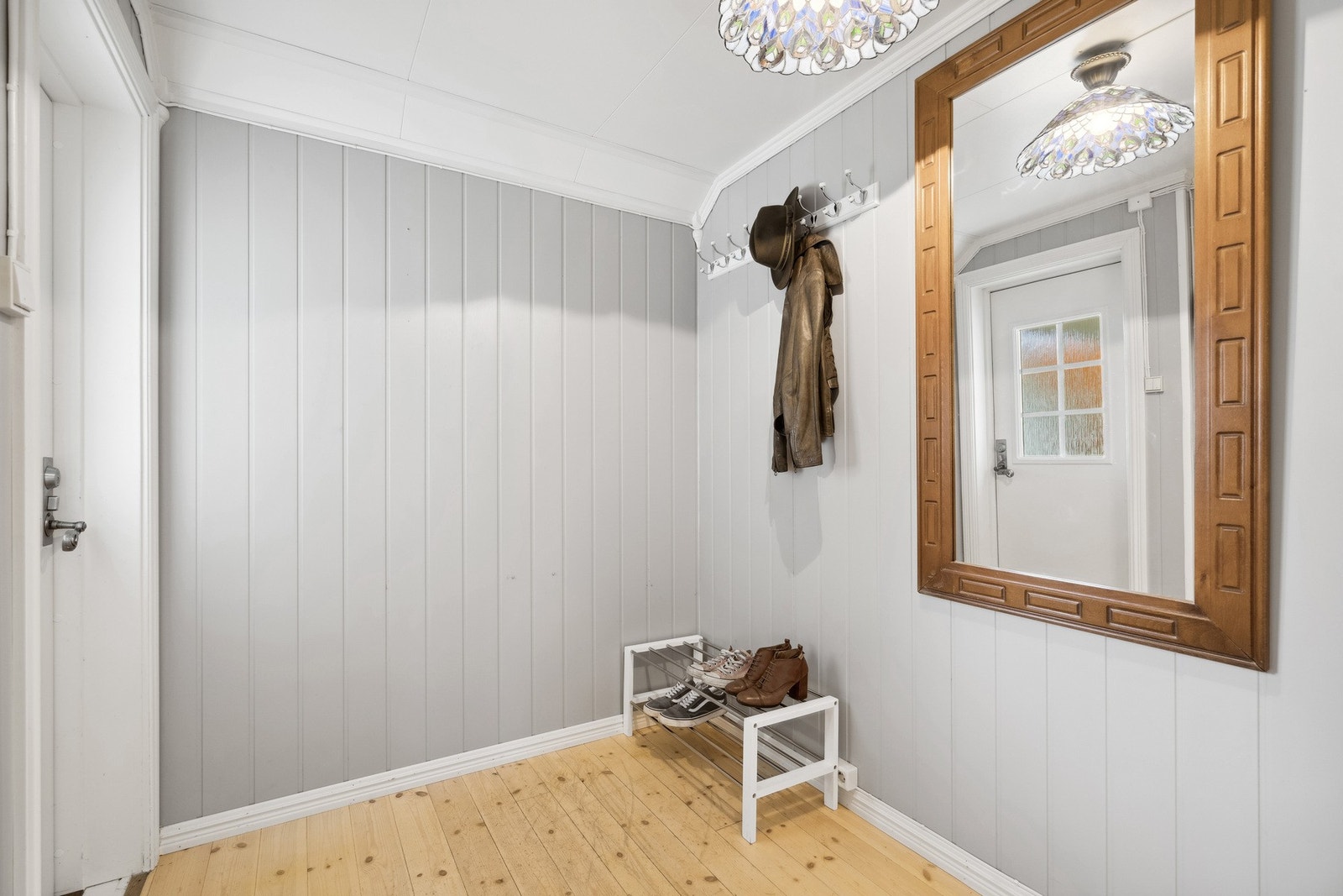 Romslig gang med mulighet for å henge fra seg sko og yttertøy. Galleribilde