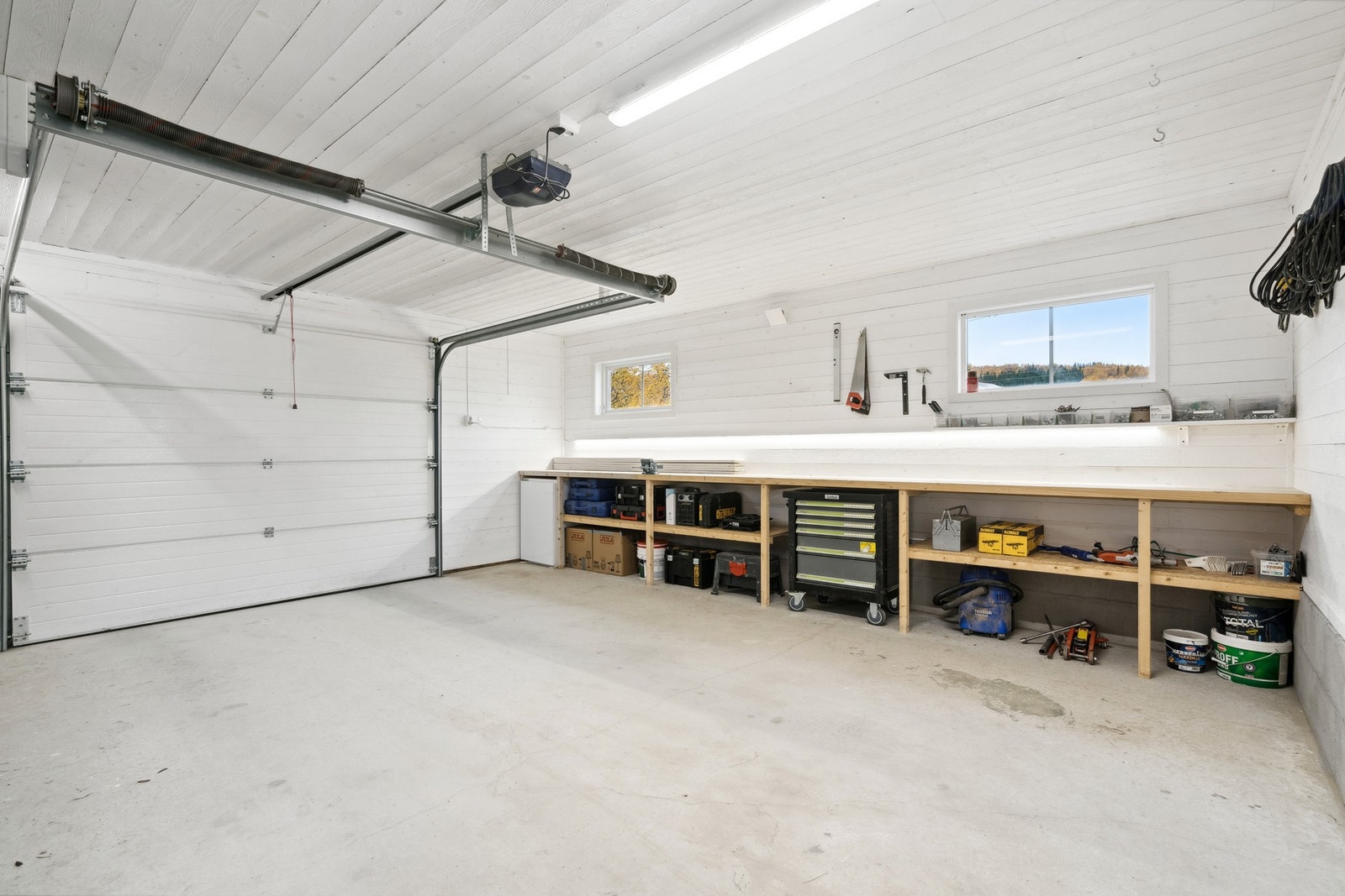 Praktisk og flott garasje som er isolert. Fint opparbeidet med benker og lagringsplass på sidene. Galleribilde