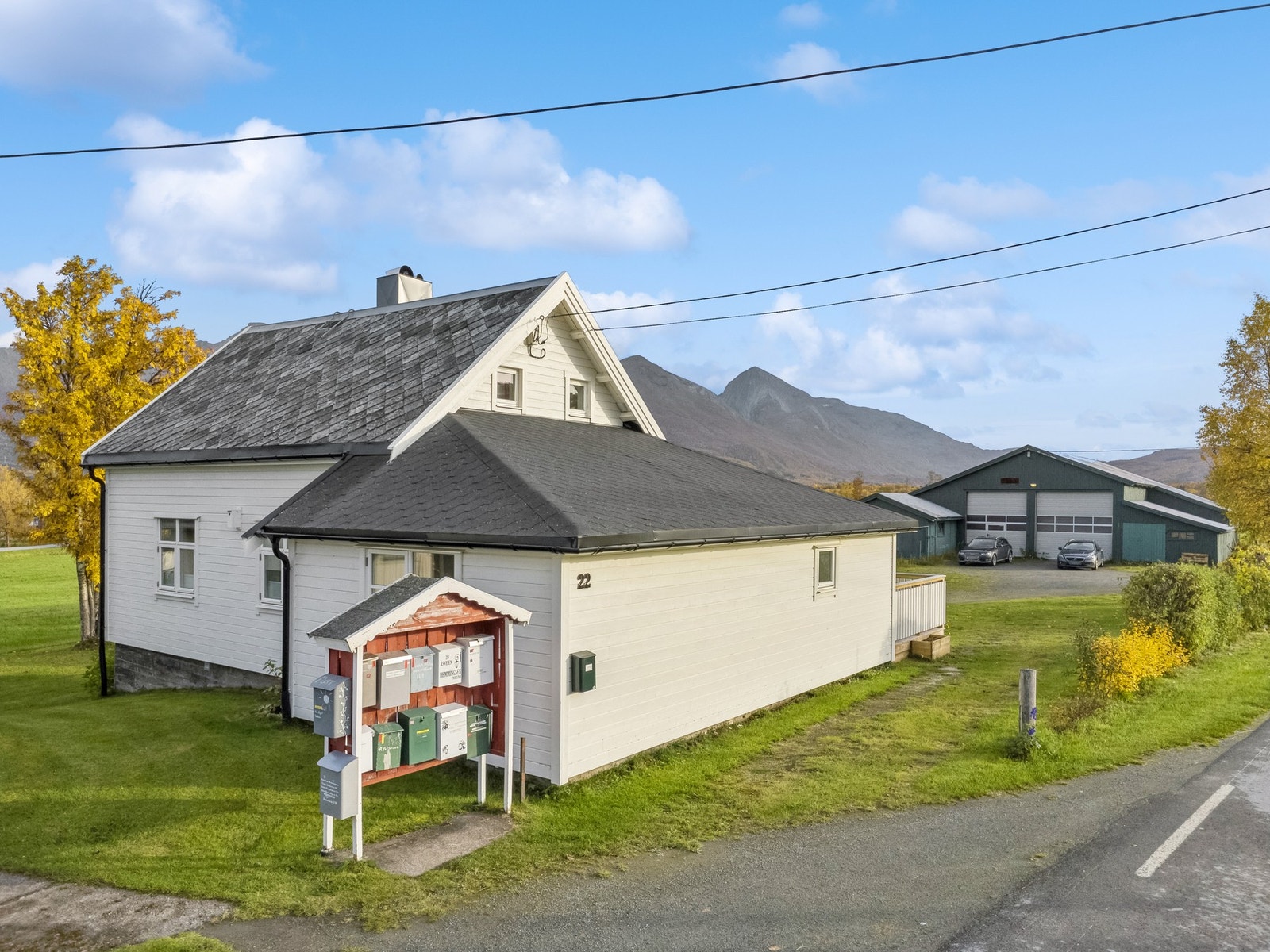 Boligen har gjennomgått mye renovering i senere tid og fremstår moderne og tidsriktig. Galleribilde