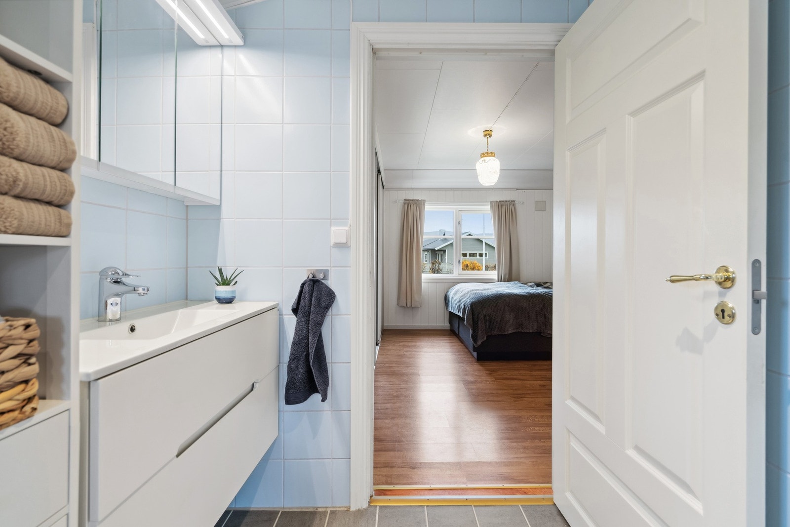 Badet har inngang også fra hovedsoverom. Galleribilde