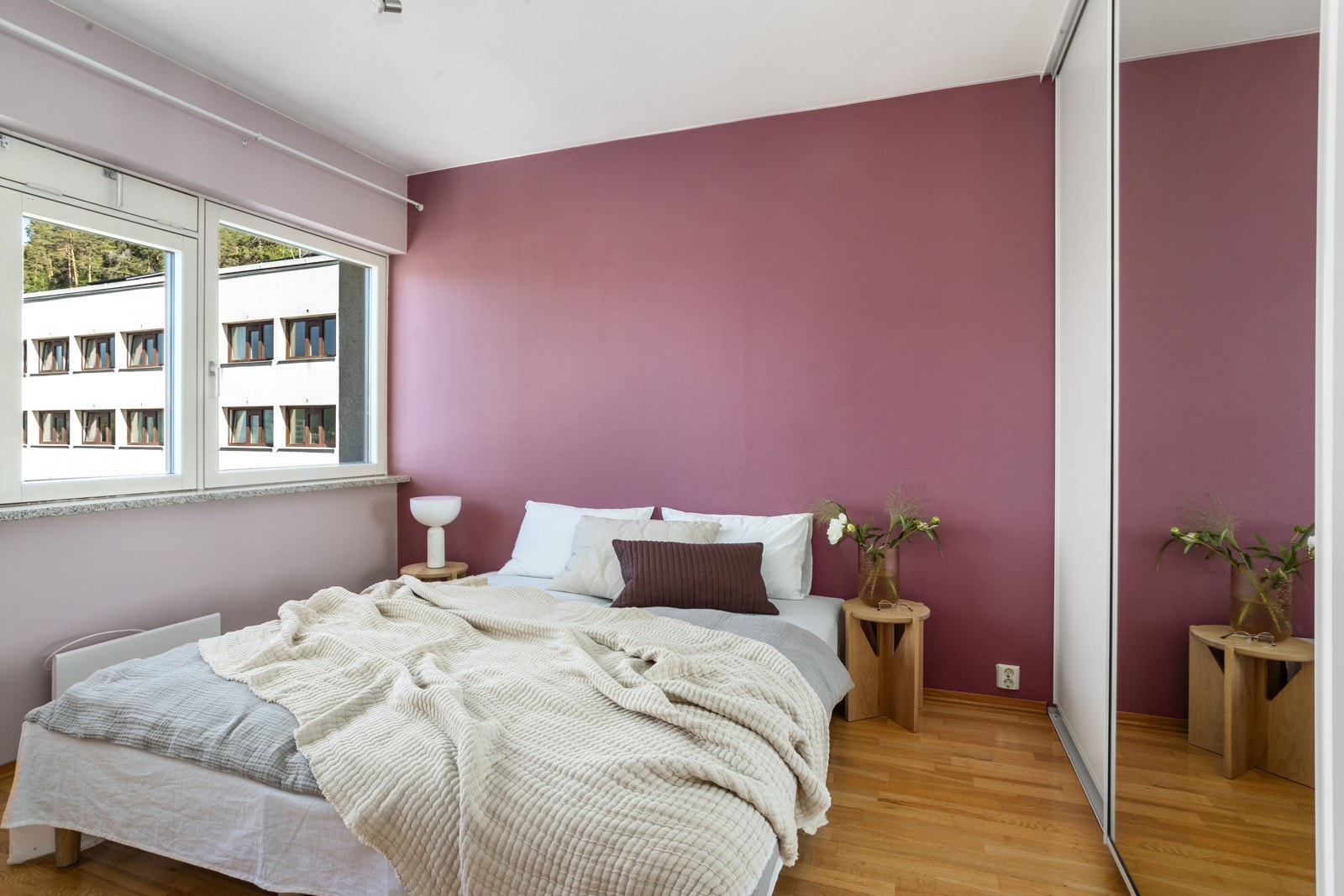 Stort soverom med god plass til dobbeltseng. Galleribilde